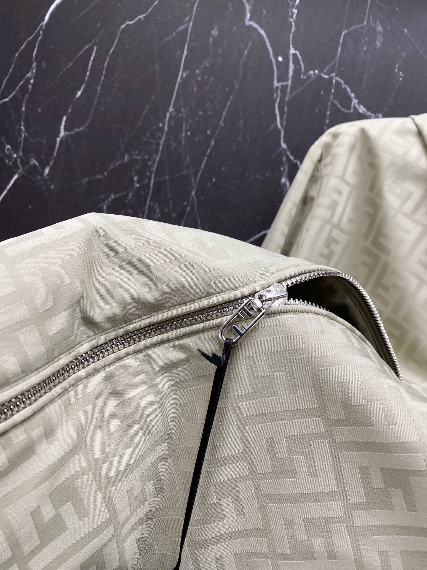 Fendi 芬迪 2026ss春季新款连帽夹克外套全高端版本！高定专柜面料辅料，透气舒适度高，细节无可挑