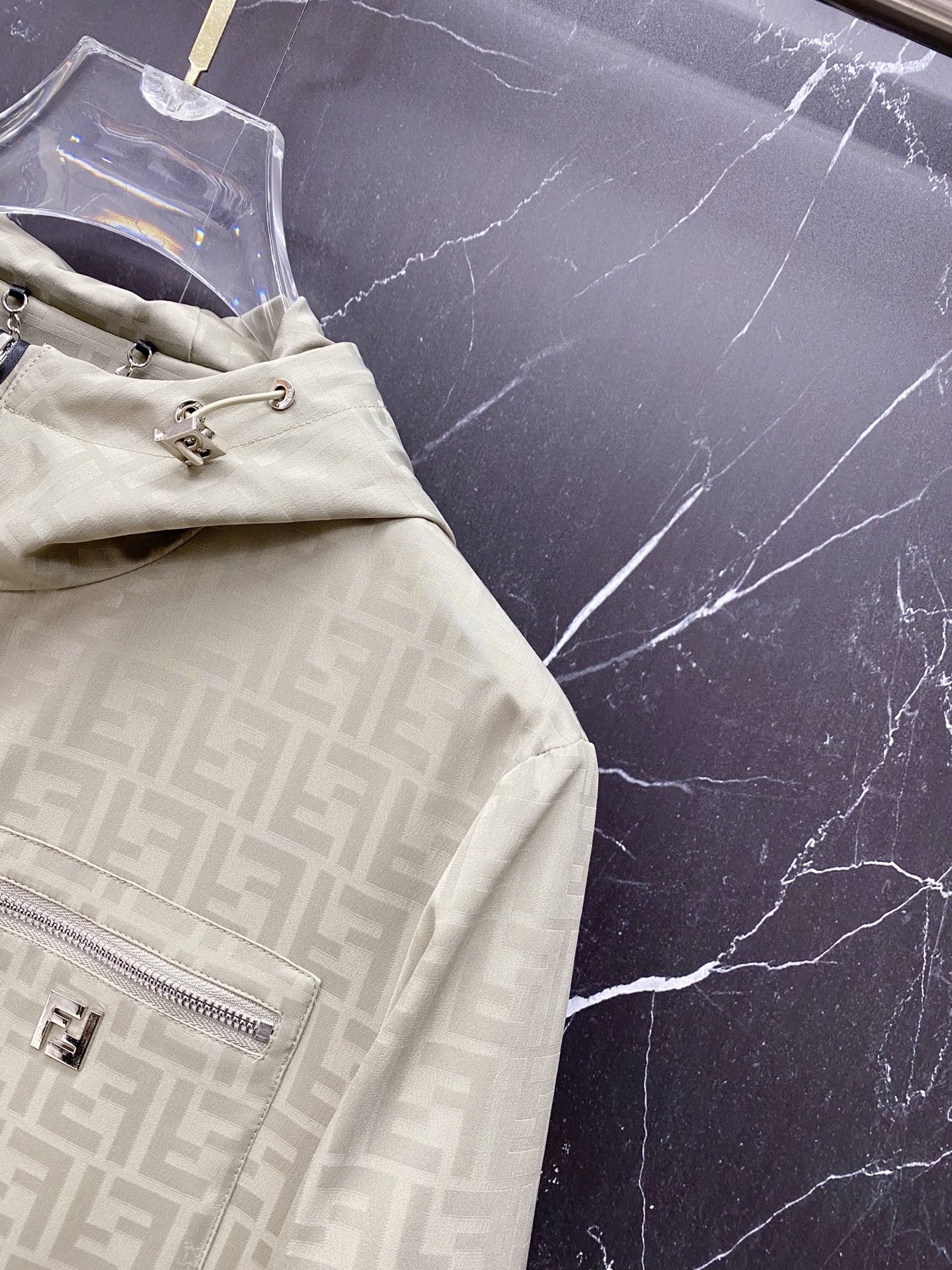 Fendi 芬迪 2026ss春季新款连帽夹克外套全高端版本！高定专柜面料辅料，透气舒适度高，细节无可挑