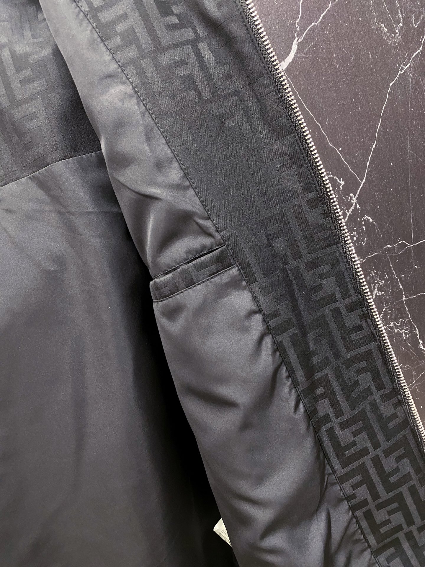 Fendi 芬迪 2026ss春季新款连帽夹克外套全高端版本！高定专柜面料辅料，透气舒适度高，细节无可挑