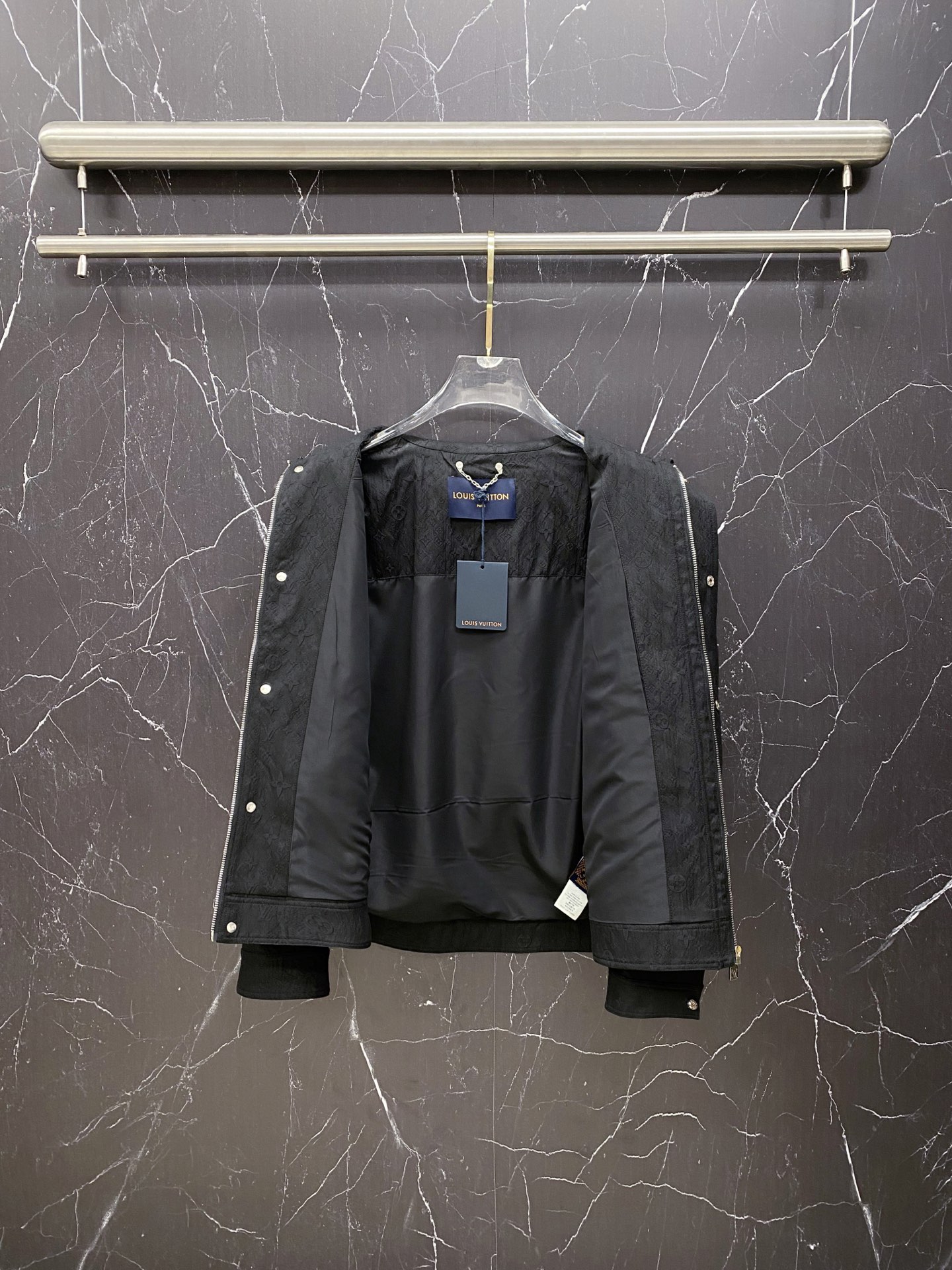 LV 2026ss春季新款夹克外套全高端版本！高定专柜面料辅料，透气舒适度高，细节无可挑剔，做工考究工艺