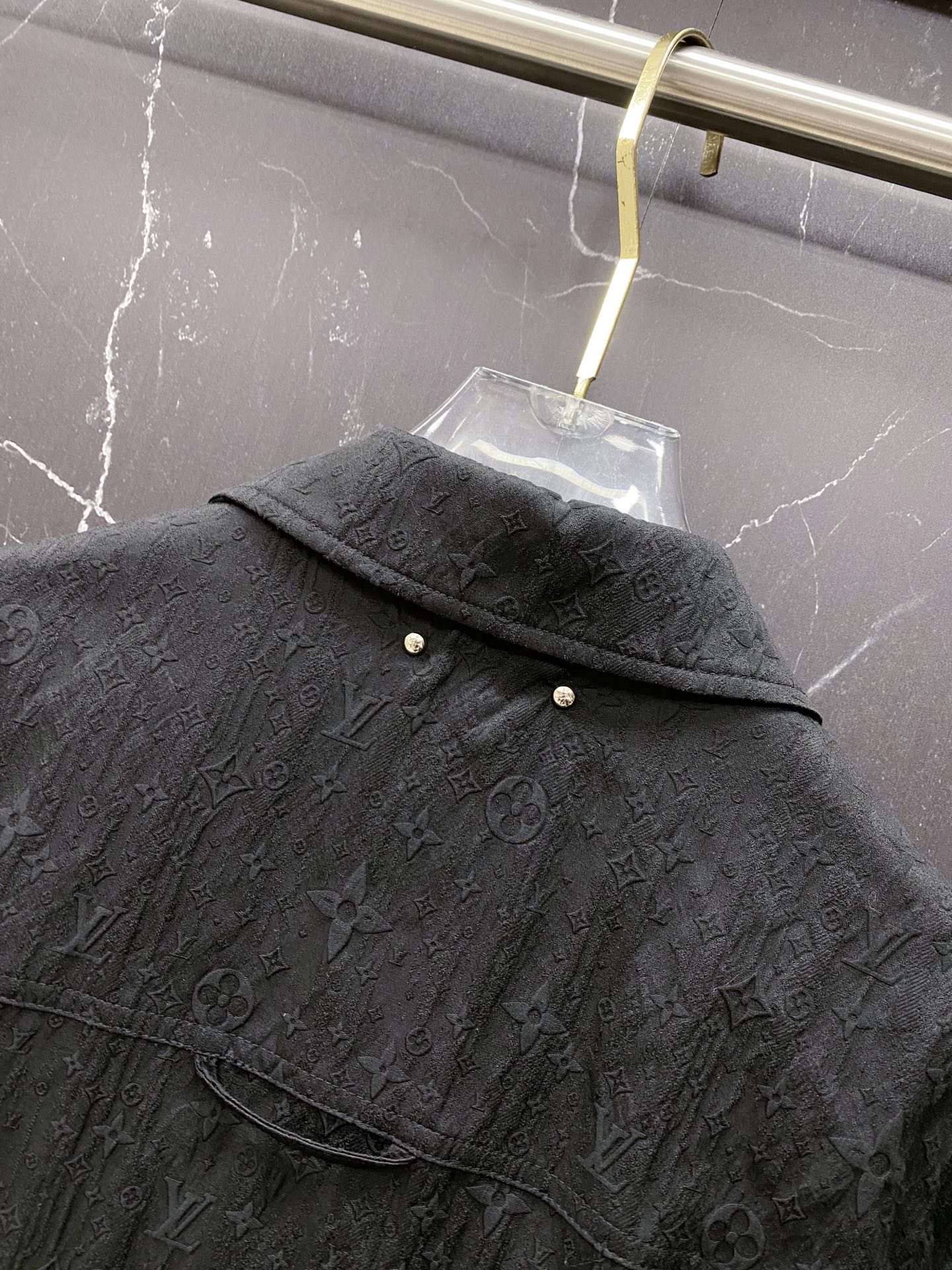 LV 2026ss春季新款夹克外套全高端版本！高定专柜面料辅料，透气舒适度高，细节无可挑剔，做工考究工艺