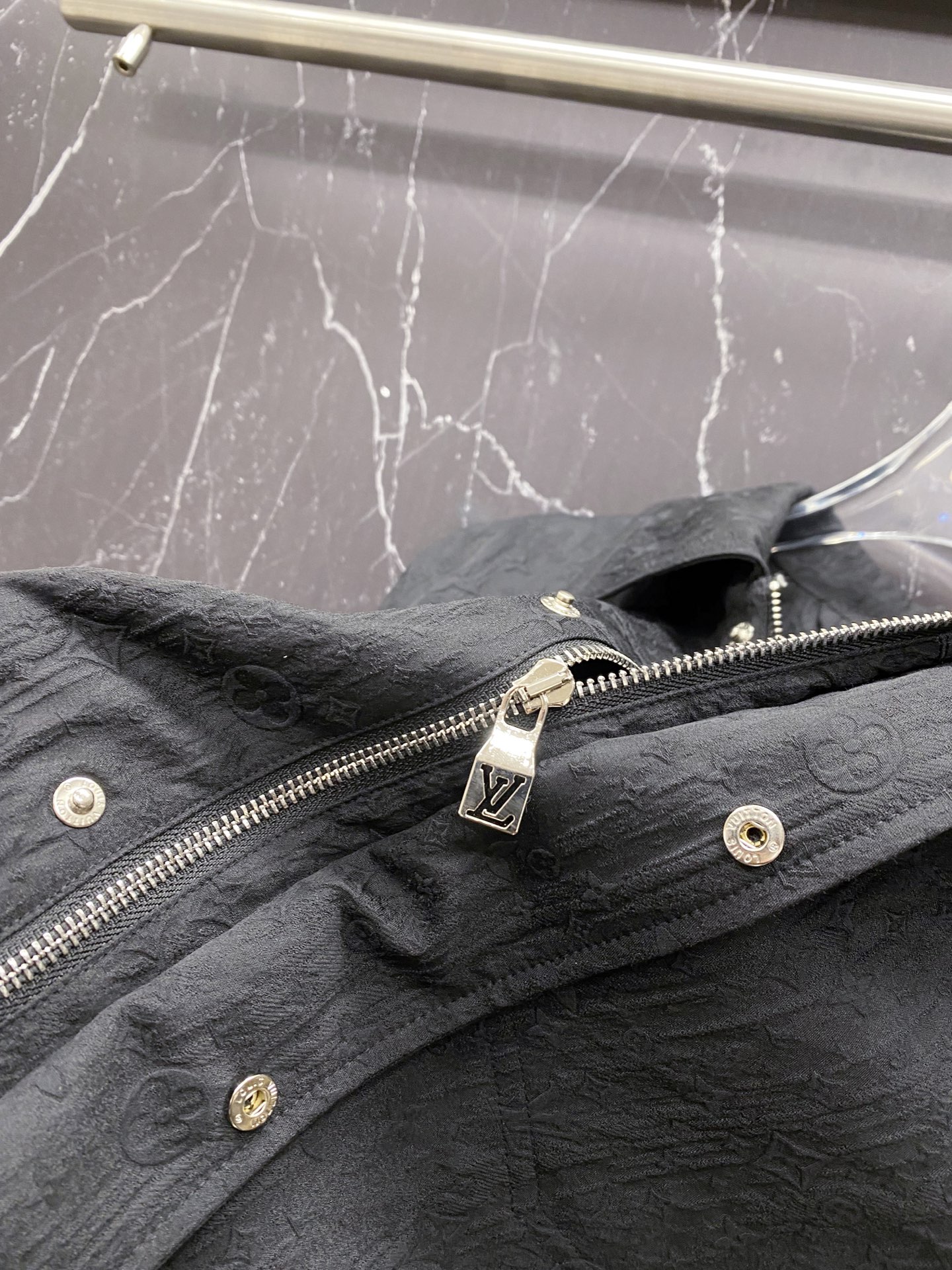 LV 2026ss春季新款夹克外套全高端版本！高定专柜面料辅料，透气舒适度高，细节无可挑剔，做工考究工艺