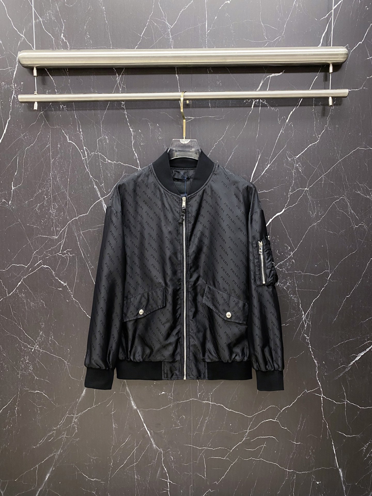 NO:733346,Prada Prada 2026ss new spring jacket, full high-end version!  Haute couture counter fabric accessories, high breathability and comfort, impeccable details, exquisite workmanship and complex craftsmanship, casual tailoring, awesome upper body shape, color black, size 48-56,, prada, prada, jackets & coats, jackets & coats,19860909Prada 普拉达2026ss春季新款夹克外套 全高端版本！高定专柜面料辅料,透气舒适度高,细节无可挑剔,做工考究工艺复杂,呈现休闲裁剪,上身版型超赞 颜色黑色 码数48-56,,prada,prada,jackets & coats,jackets & coats,,Men's clothing