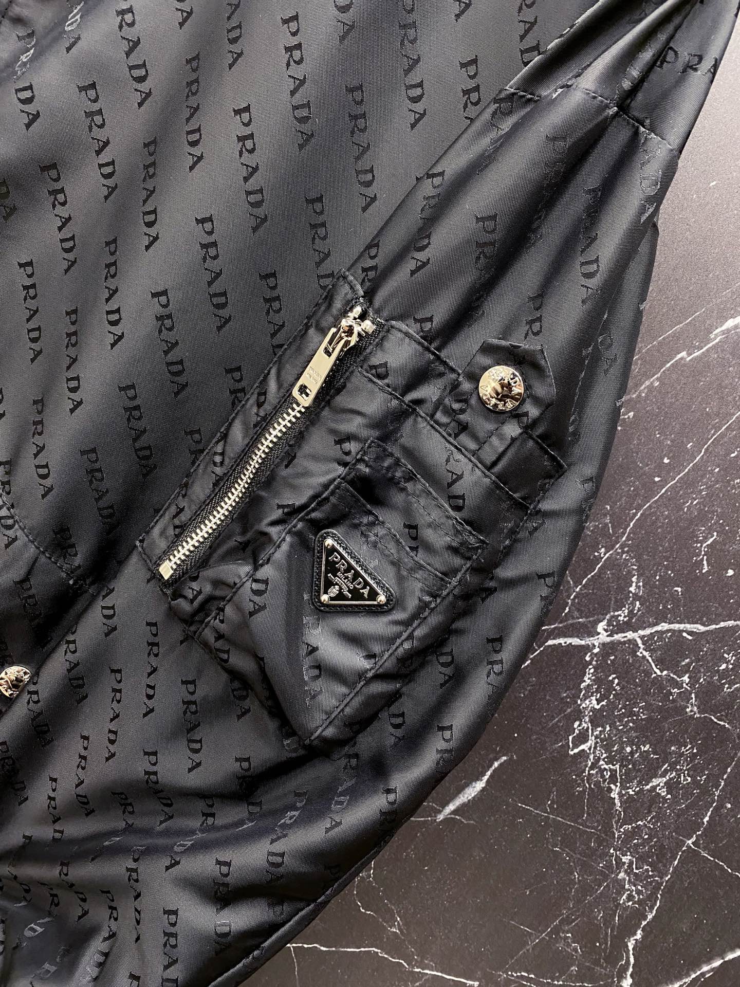 Prada 普拉达2026ss春季新款夹克外套全高端版本！高定专柜面料辅料，透气舒适度高，细节无可挑剔，