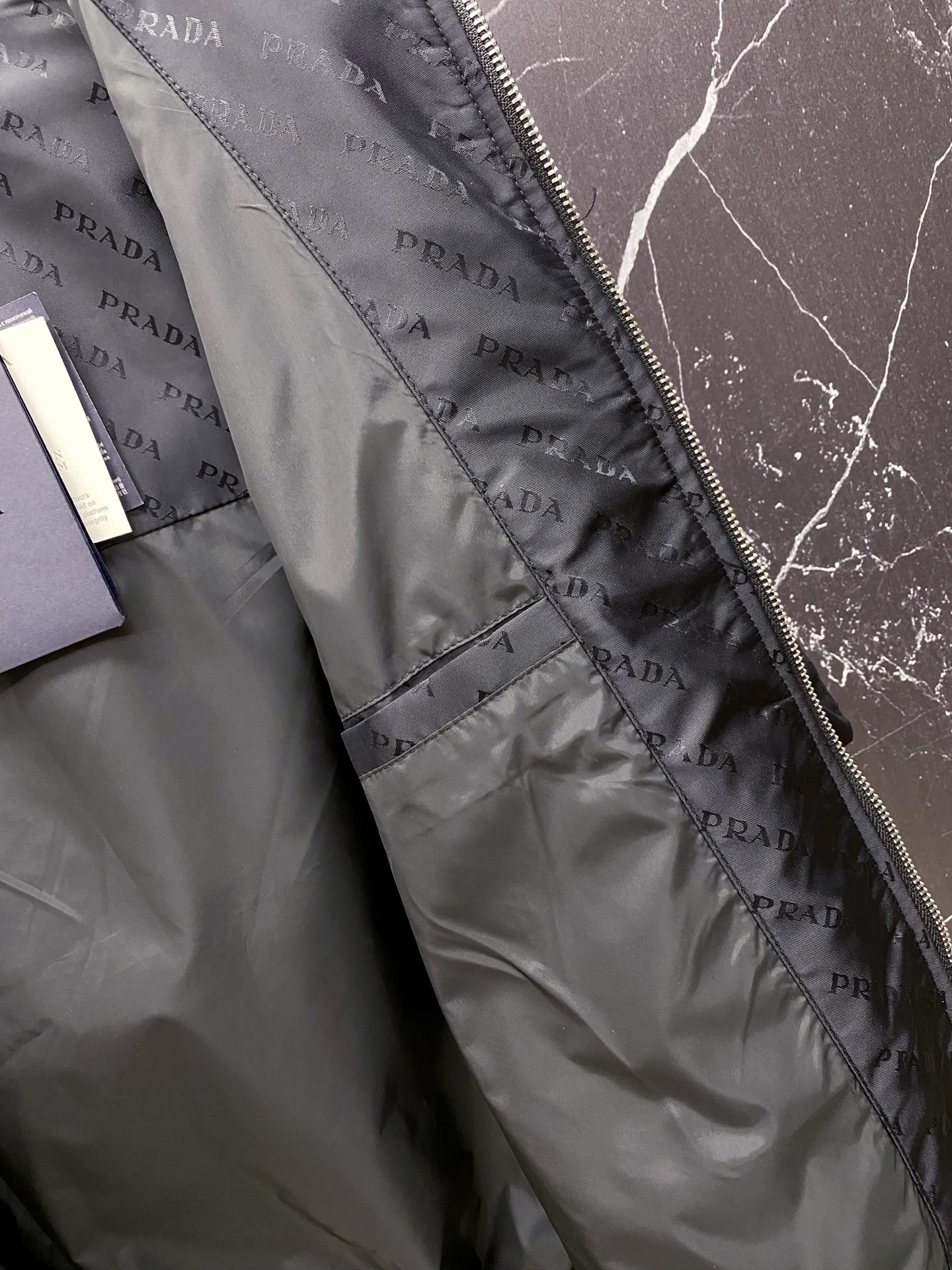 Prada 普拉达2026ss春季新款夹克外套全高端版本！高定专柜面料辅料，透气舒适度高，细节无可挑剔，