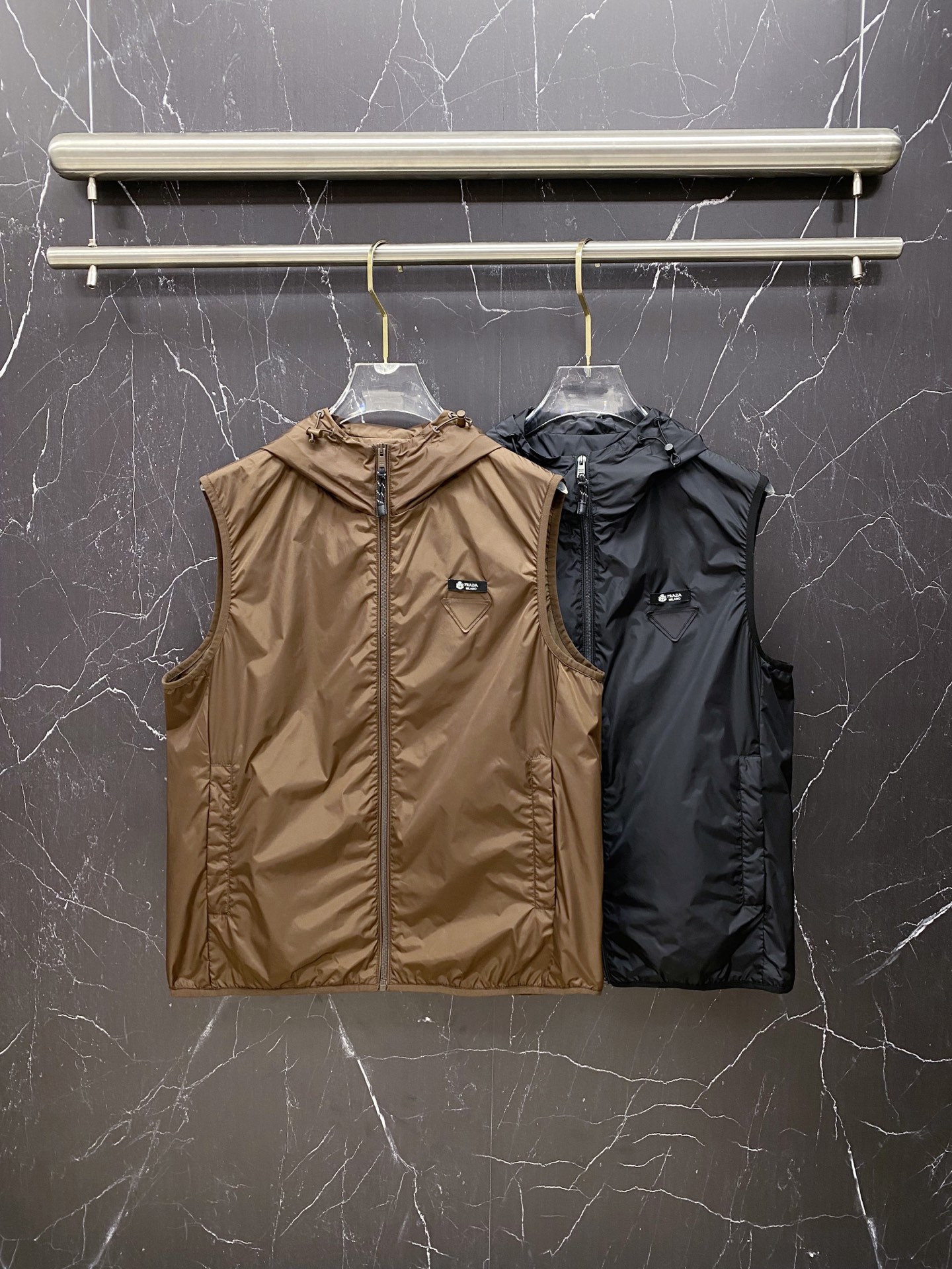 Prada 普拉达马甲2026ss春季新款夹克外套，专柜同步新品发售，商务休闲两不误！三角标彰显品牌奢华