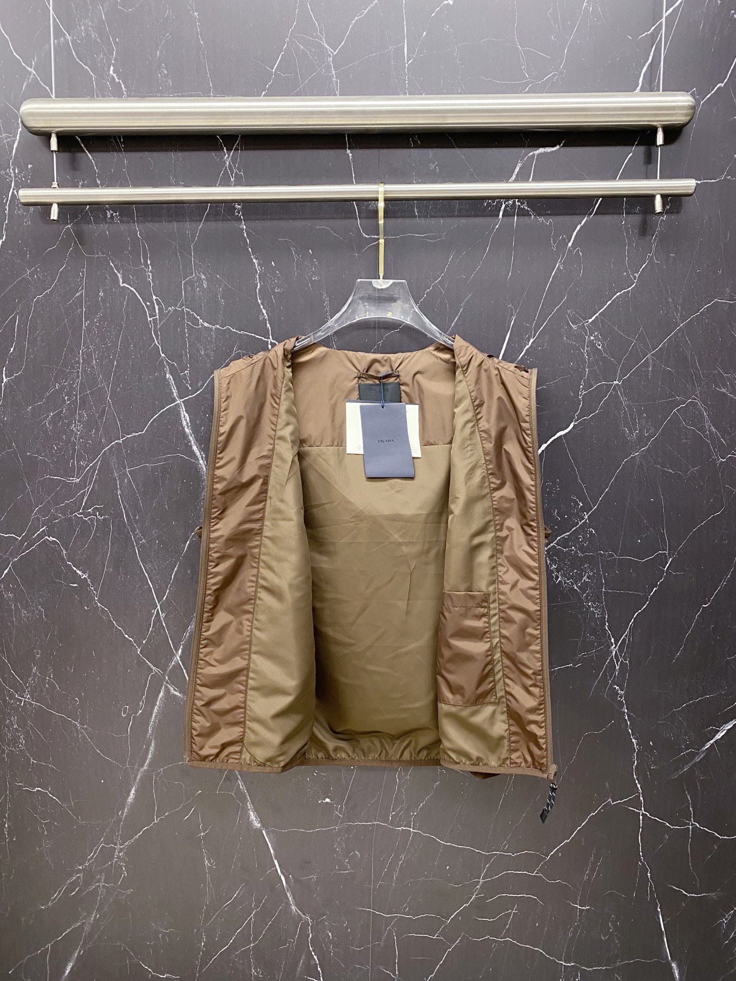 Prada 普拉达马甲2026ss春季新款夹克外套，专柜同步新品发售，商务休闲两不误！三角标彰显品牌奢华