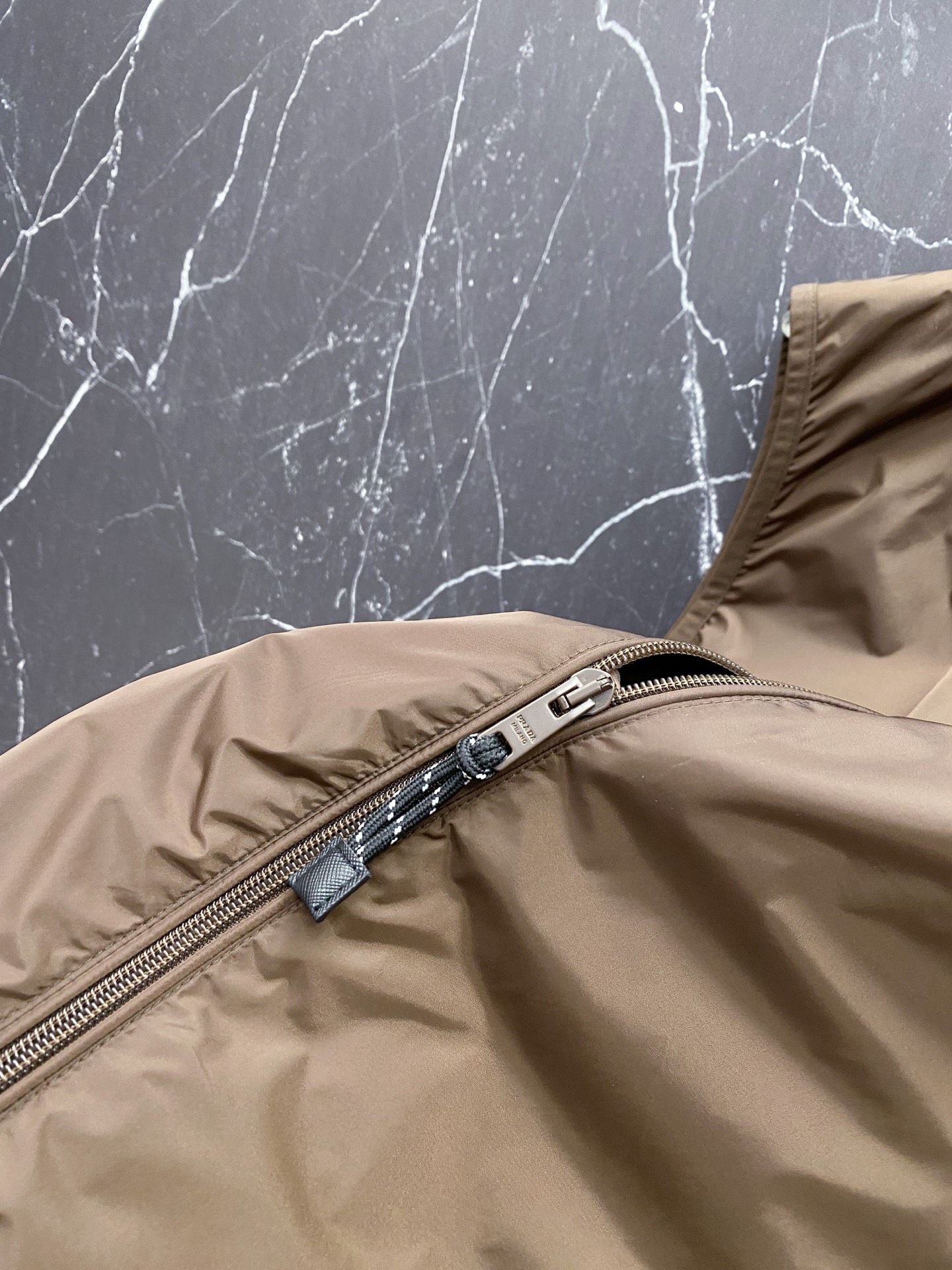 Prada 普拉达马甲2026ss春季新款夹克外套，专柜同步新品发售，商务休闲两不误！三角标彰显品牌奢华