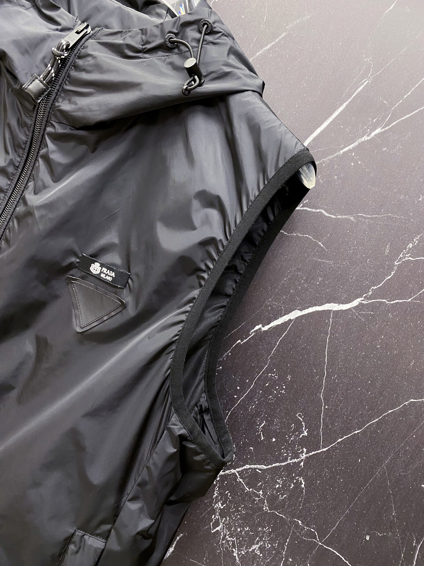 Prada 普拉达马甲2026ss春季新款夹克外套，专柜同步新品发售，商务休闲两不误！三角标彰显品牌奢华