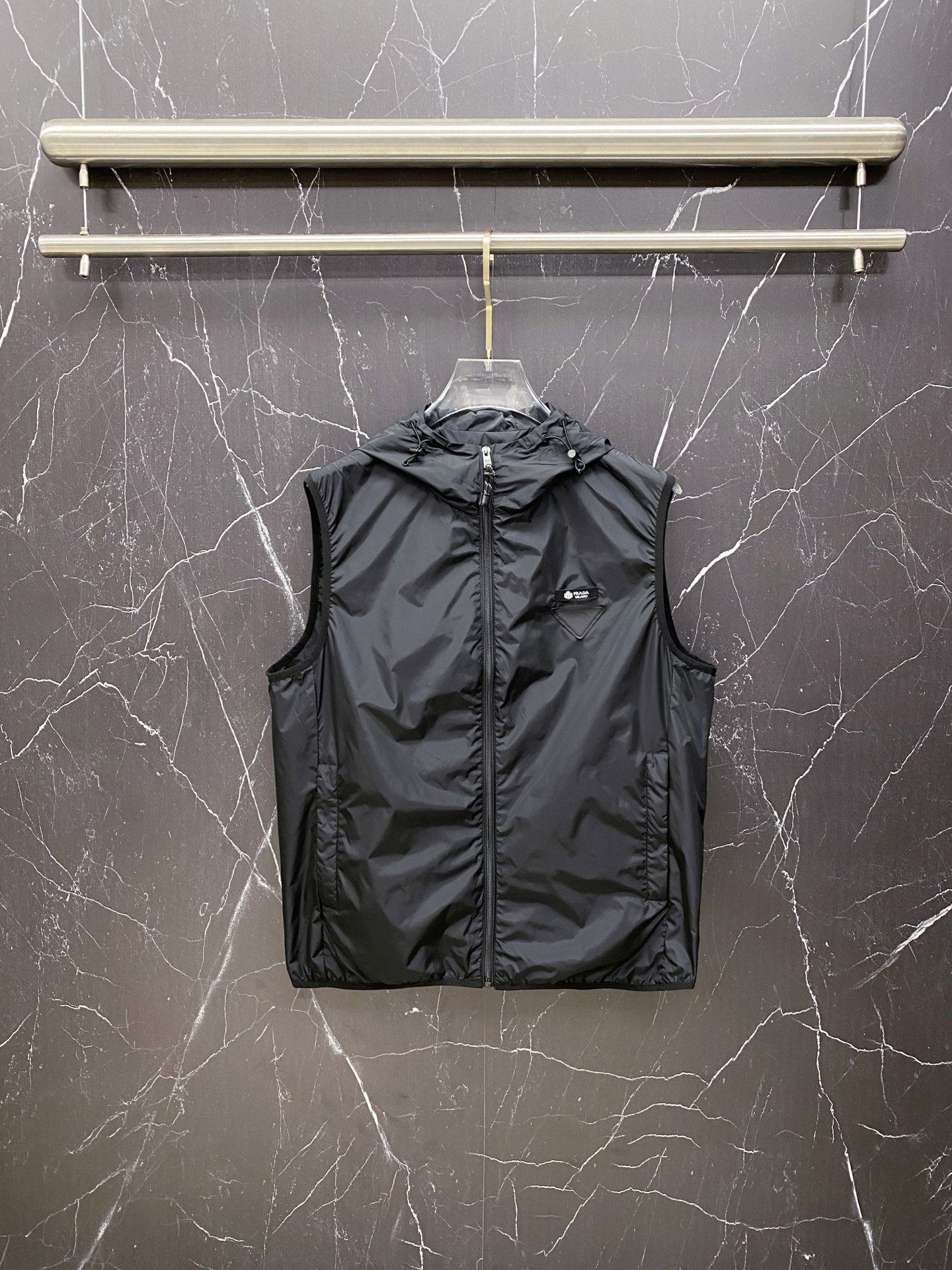 NO:733351,Prada Vest 2026ss new spring new jacket, new products are on sale at the counter simultaneously, suitable for both business and leisure!  The triangle logo highlights the brand's luxury, exquisite craftsmanship, soft, delicate and stylish, custom-made hardware accessories, color black coffee size 48-56, prada, prada, jackets & coats, jackets & coats,19860909Prada 普拉达马甲2026ss春季新款夹克外套,专柜同步新品发售,商务休闲两不误！三角标彰显品牌奢华,工艺精湛考究,柔软细腻且有型,定做五金配饰, 颜色黑色 咖色 尺码48-56,,prada,prada,jackets & coats,jackets & coats,,Men's clothing