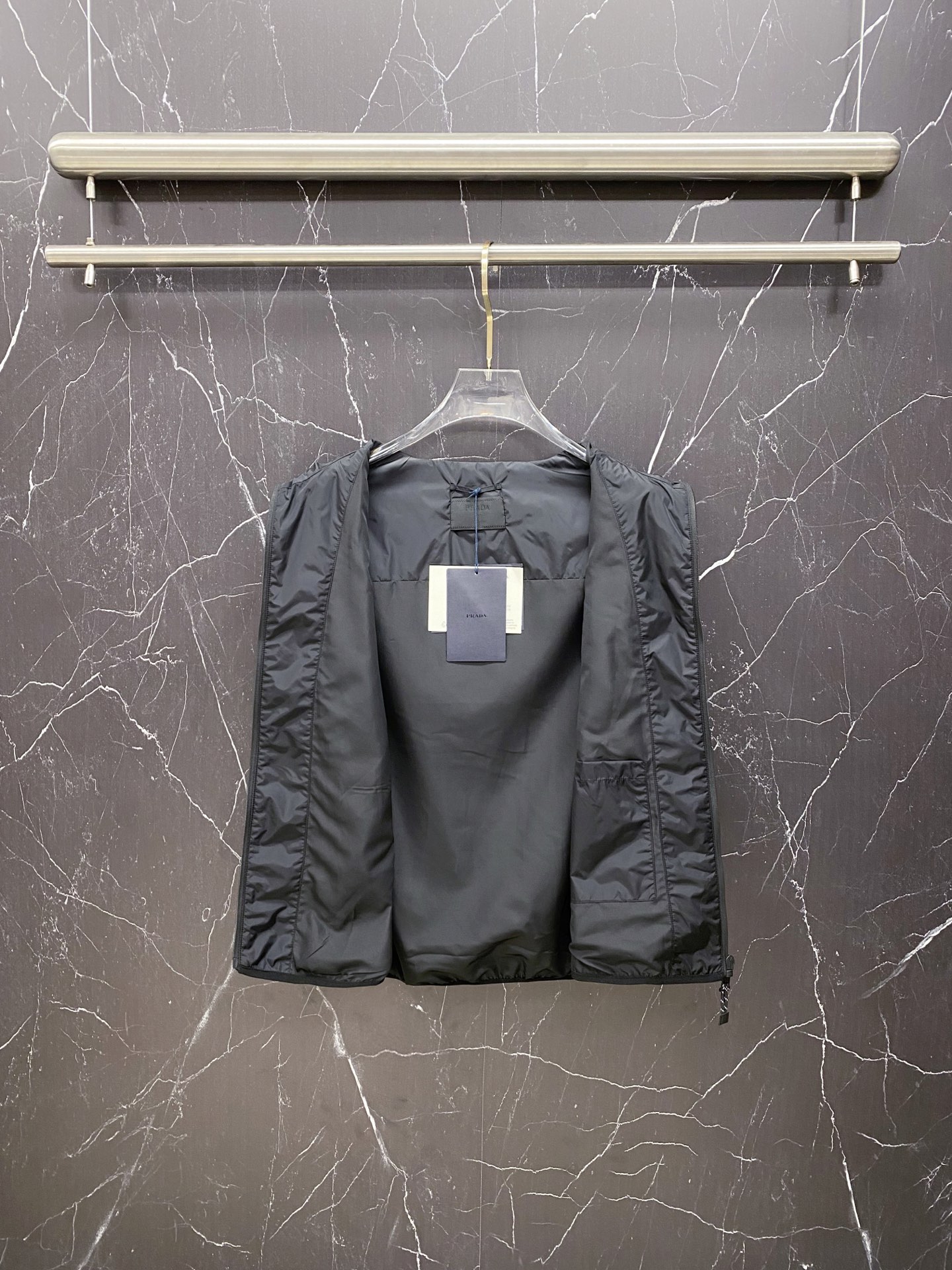 Prada 普拉达马甲2026ss春季新款夹克外套，专柜同步新品发售，商务休闲两不误！三角标彰显品牌奢华