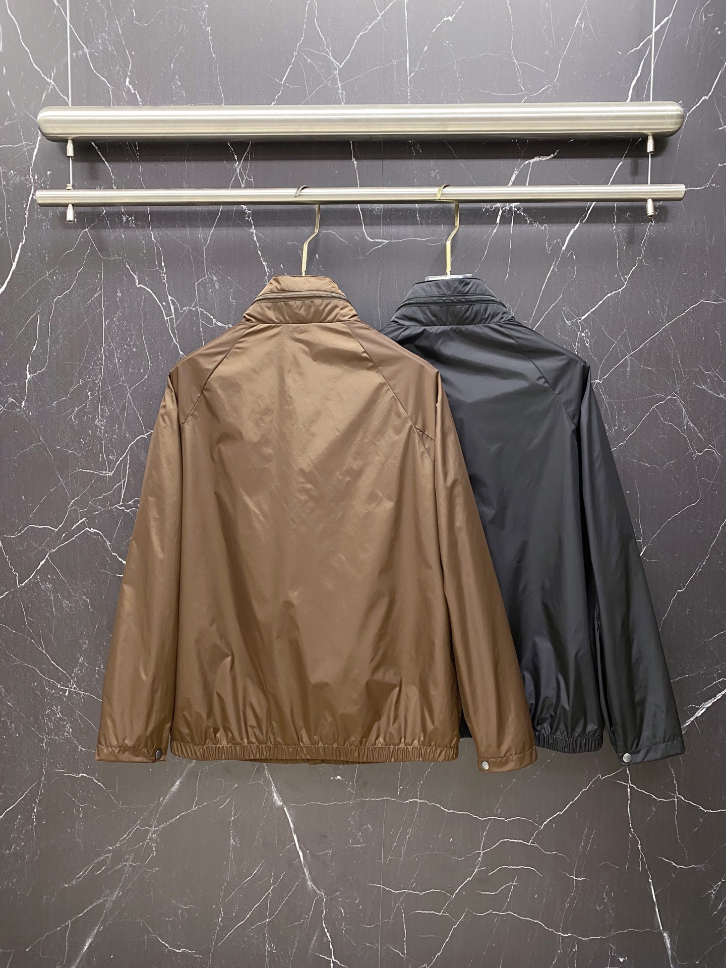 Prada 普拉达 2026ss春夏新款连帽休闲夹克外套，专柜同步新品发售，商务休闲两不误！三角标彰显品