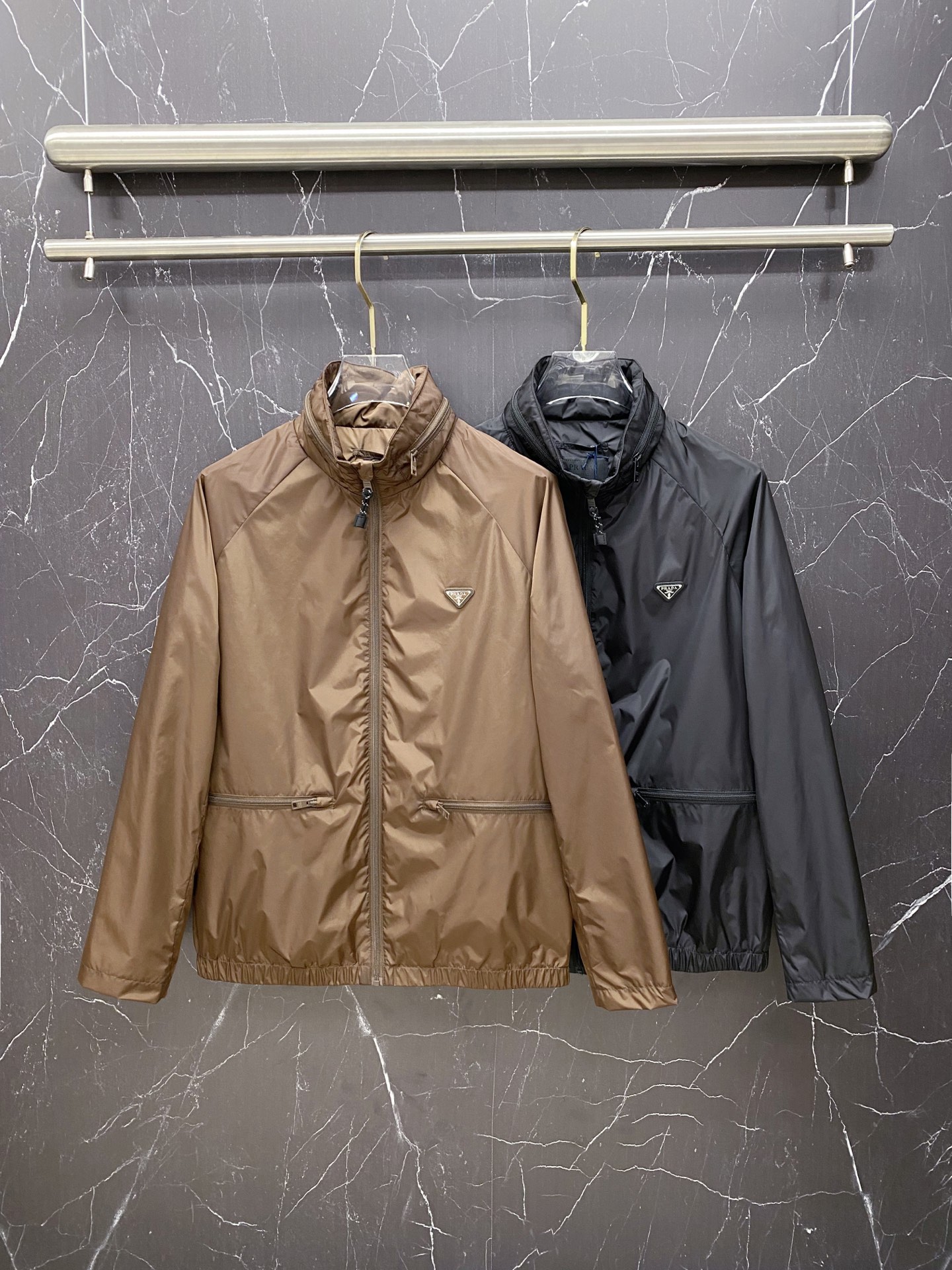 Prada 普拉达 2026ss春夏新款连帽休闲夹克外套，专柜同步新品发售，商务休闲两不误！三角标彰显品