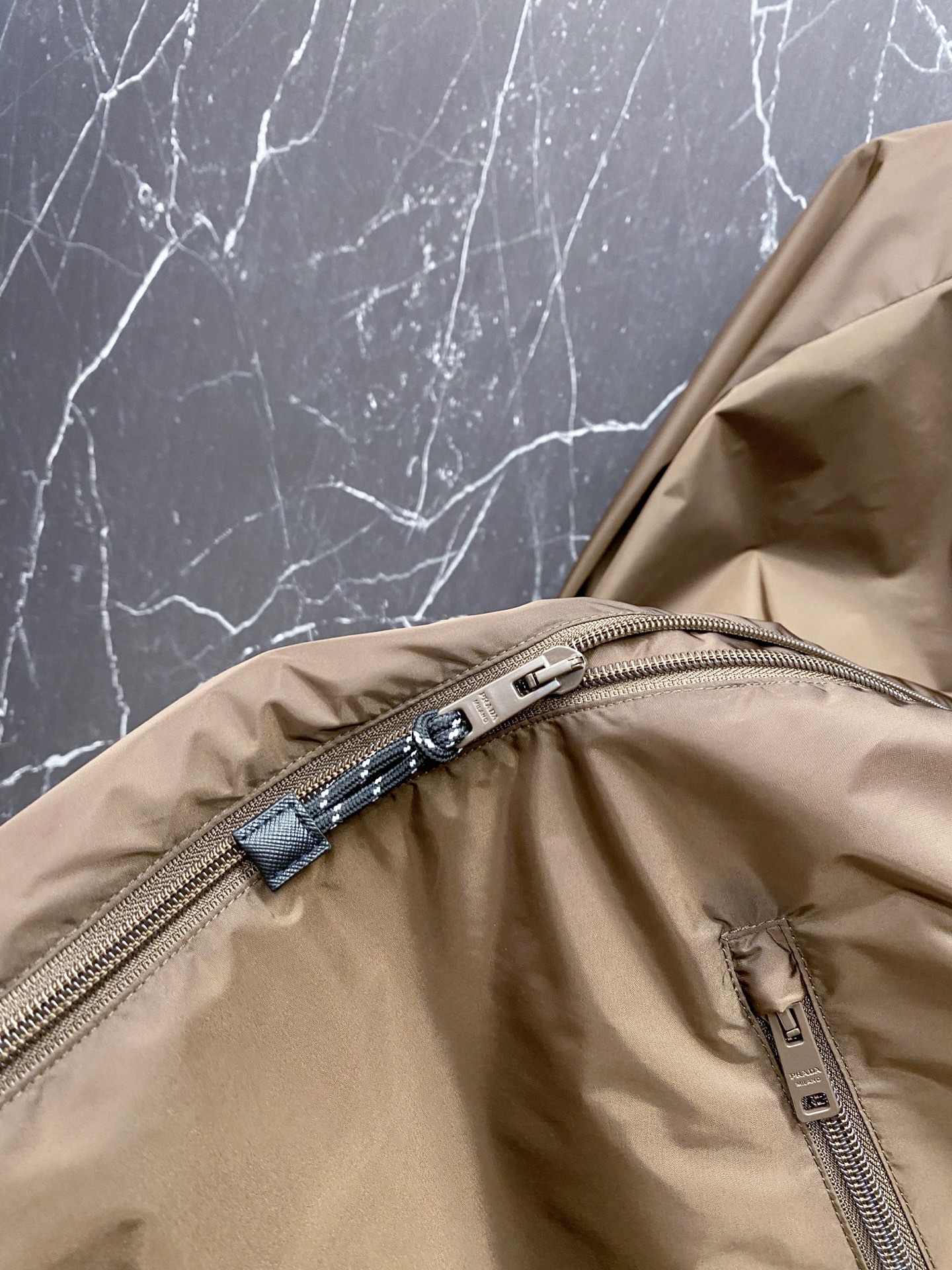 Prada 普拉达 2026ss春夏新款连帽休闲夹克外套，专柜同步新品发售，商务休闲两不误！三角标彰显品