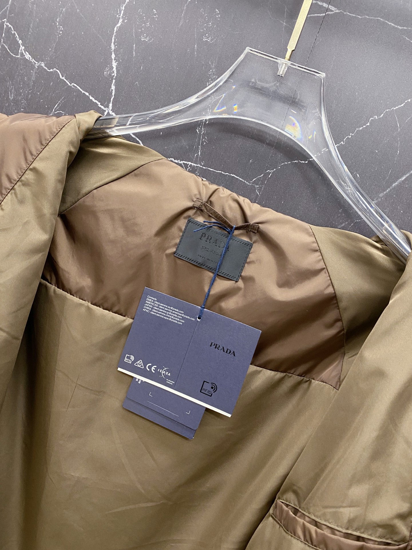 Prada 普拉达 2026ss春夏新款连帽休闲夹克外套，专柜同步新品发售，商务休闲两不误！三角标彰显品