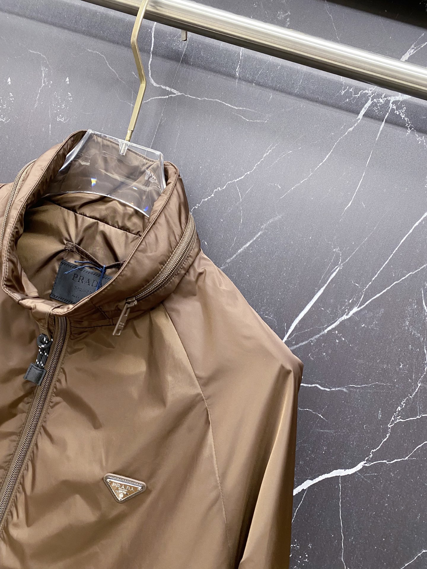 Prada 普拉达 2026ss春夏新款连帽休闲夹克外套，专柜同步新品发售，商务休闲两不误！三角标彰显品