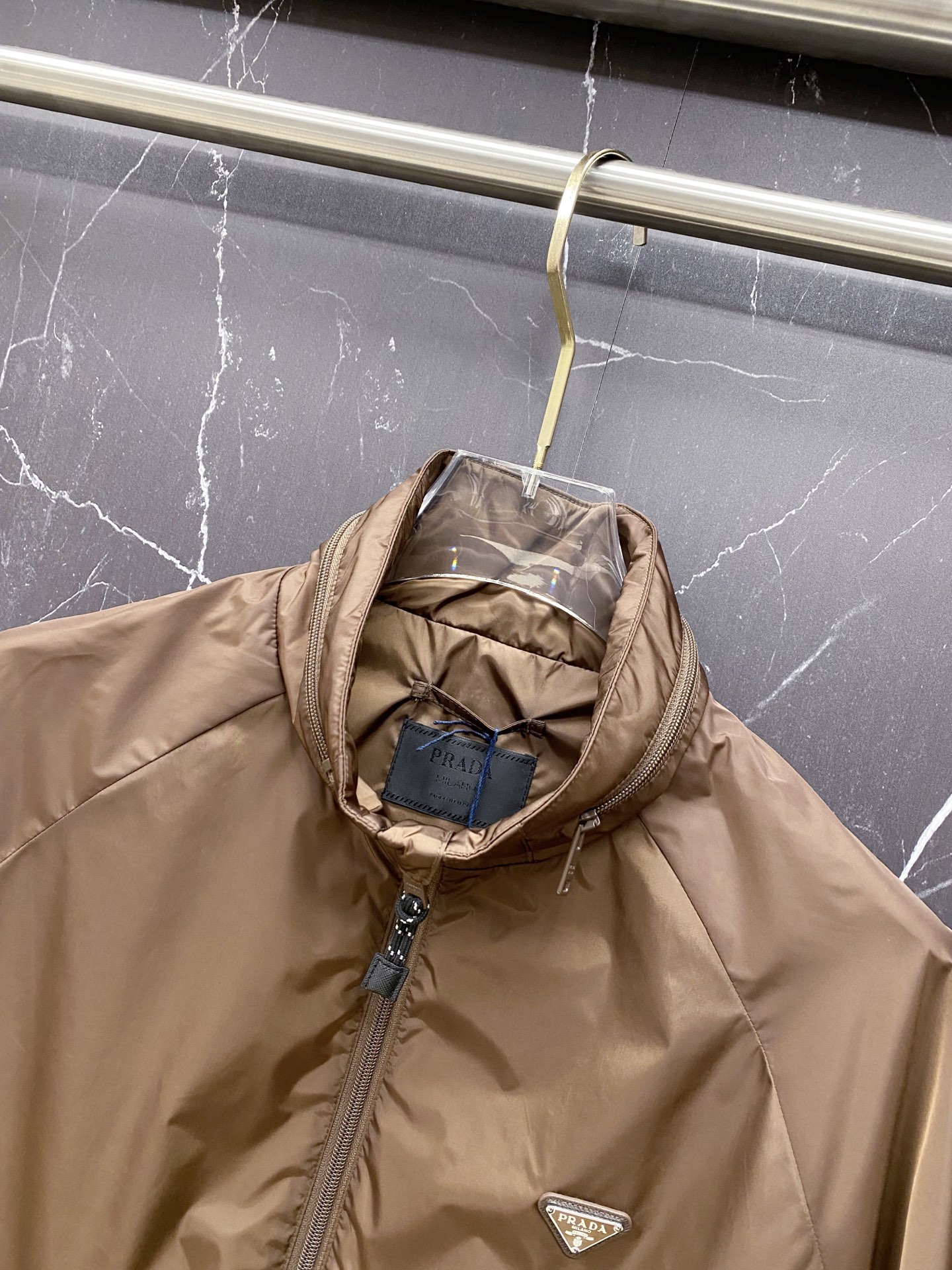 Prada 普拉达 2026ss春夏新款连帽休闲夹克外套，专柜同步新品发售，商务休闲两不误！三角标彰显品