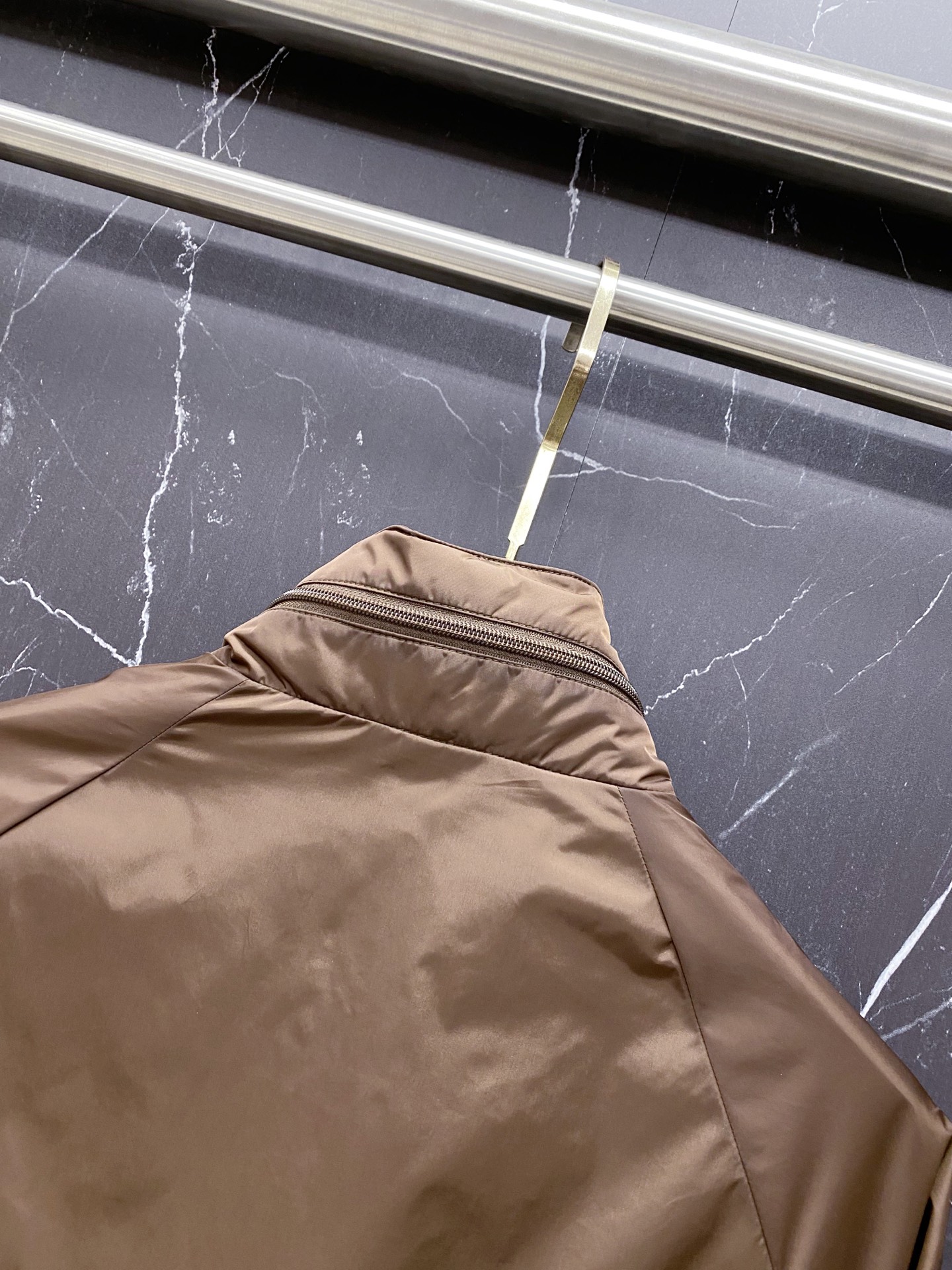 Prada 普拉达 2026ss春夏新款连帽休闲夹克外套，专柜同步新品发售，商务休闲两不误！三角标彰显品