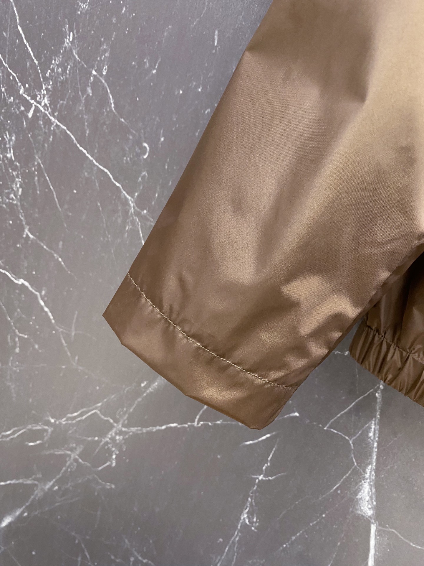 Prada 普拉达 2026ss春夏新款连帽休闲夹克外套，专柜同步新品发售，商务休闲两不误！三角标彰显品