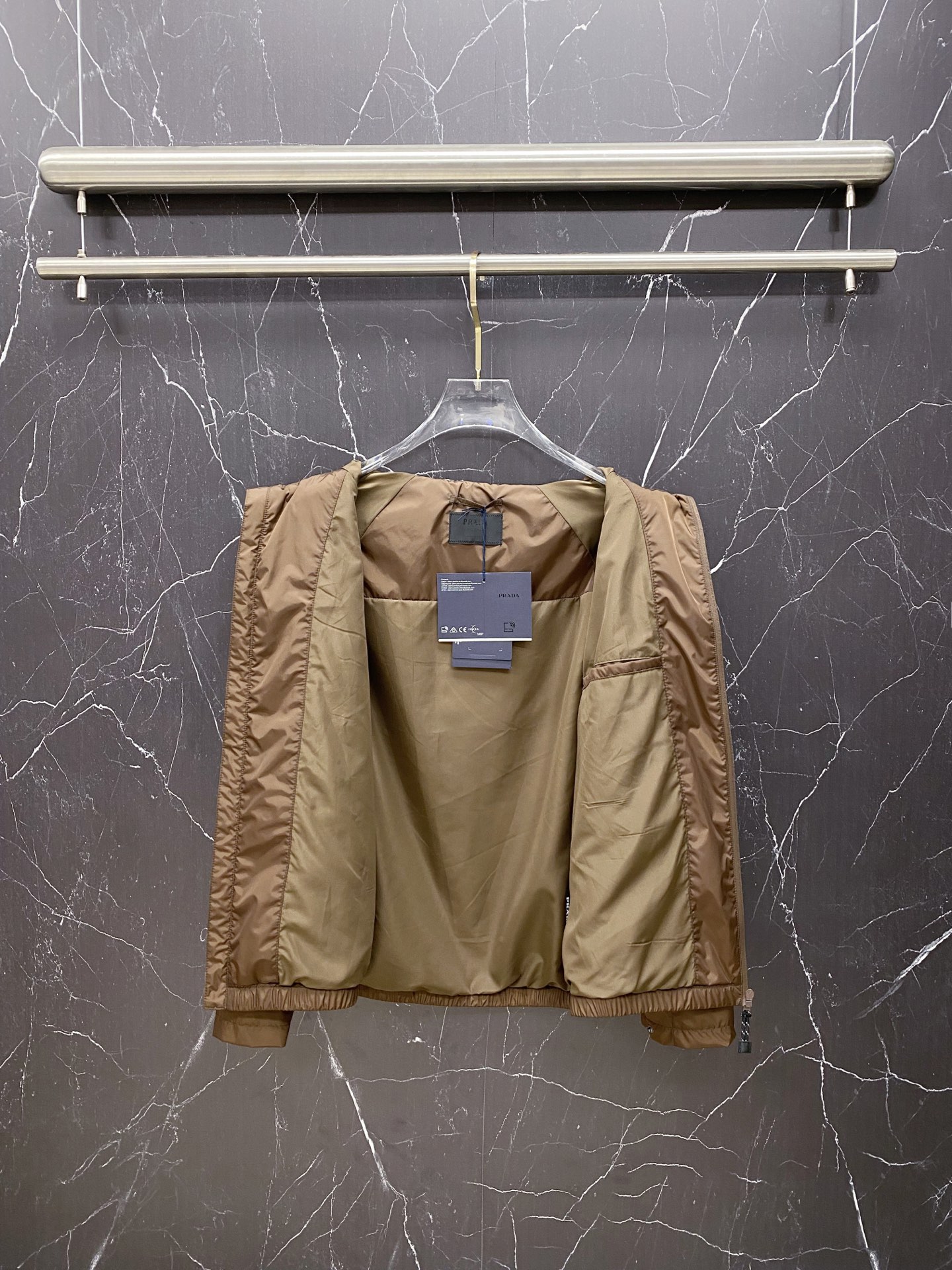 Prada 普拉达 2026ss春夏新款连帽休闲夹克外套，专柜同步新品发售，商务休闲两不误！三角标彰显品