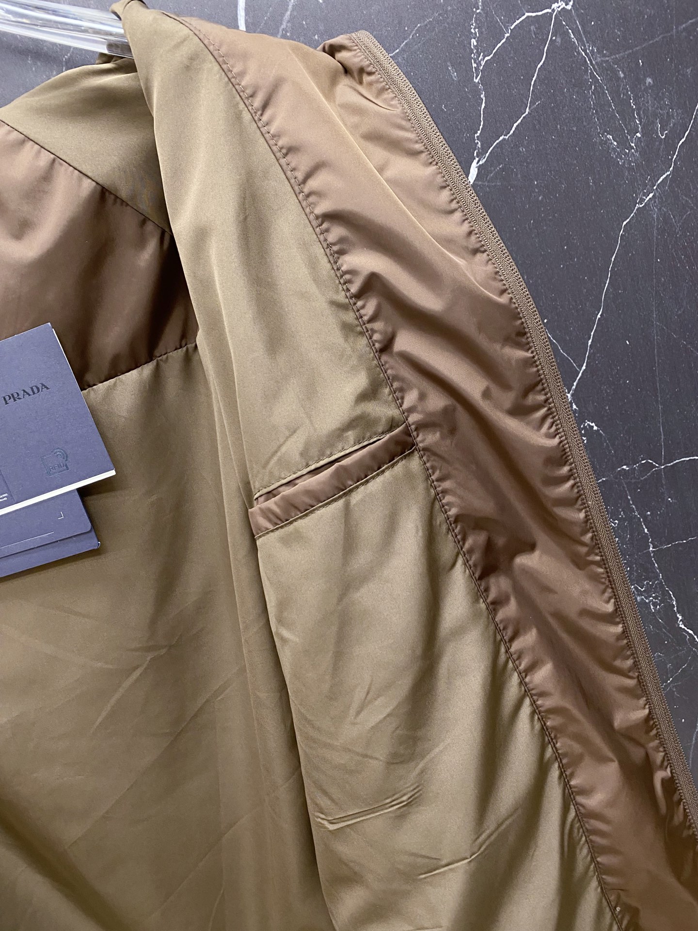 Prada 普拉达 2026ss春夏新款连帽休闲夹克外套，专柜同步新品发售，商务休闲两不误！三角标彰显品