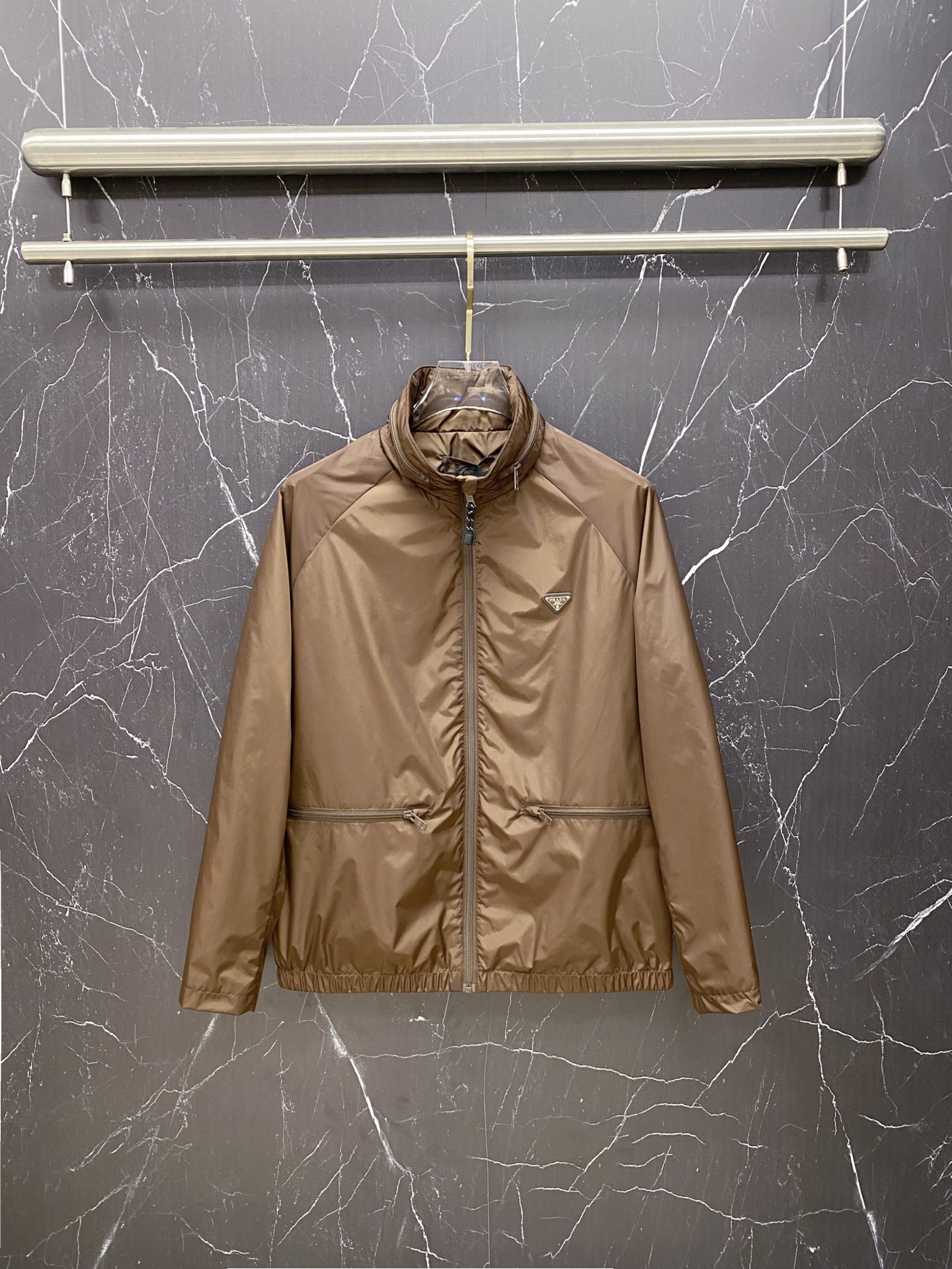 Prada 普拉达 2026ss春夏新款连帽休闲夹克外套，专柜同步新品发售，商务休闲两不误！三角标彰显品