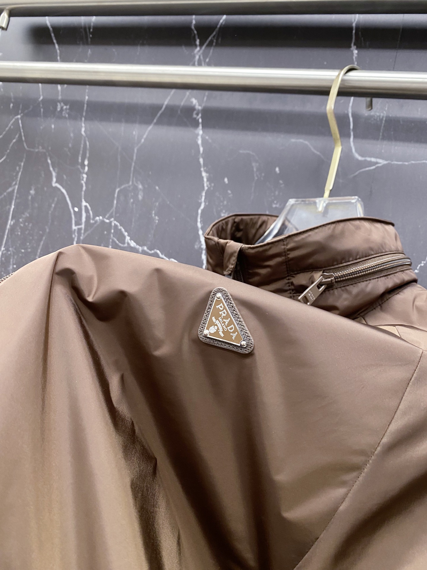 Prada 普拉达 2026ss春夏新款连帽休闲夹克外套，专柜同步新品发售，商务休闲两不误！三角标彰显品