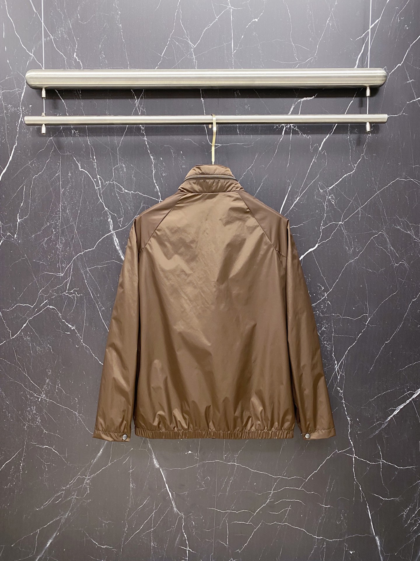 Prada 普拉达 2026ss春夏新款连帽休闲夹克外套，专柜同步新品发售，商务休闲两不误！三角标彰显品