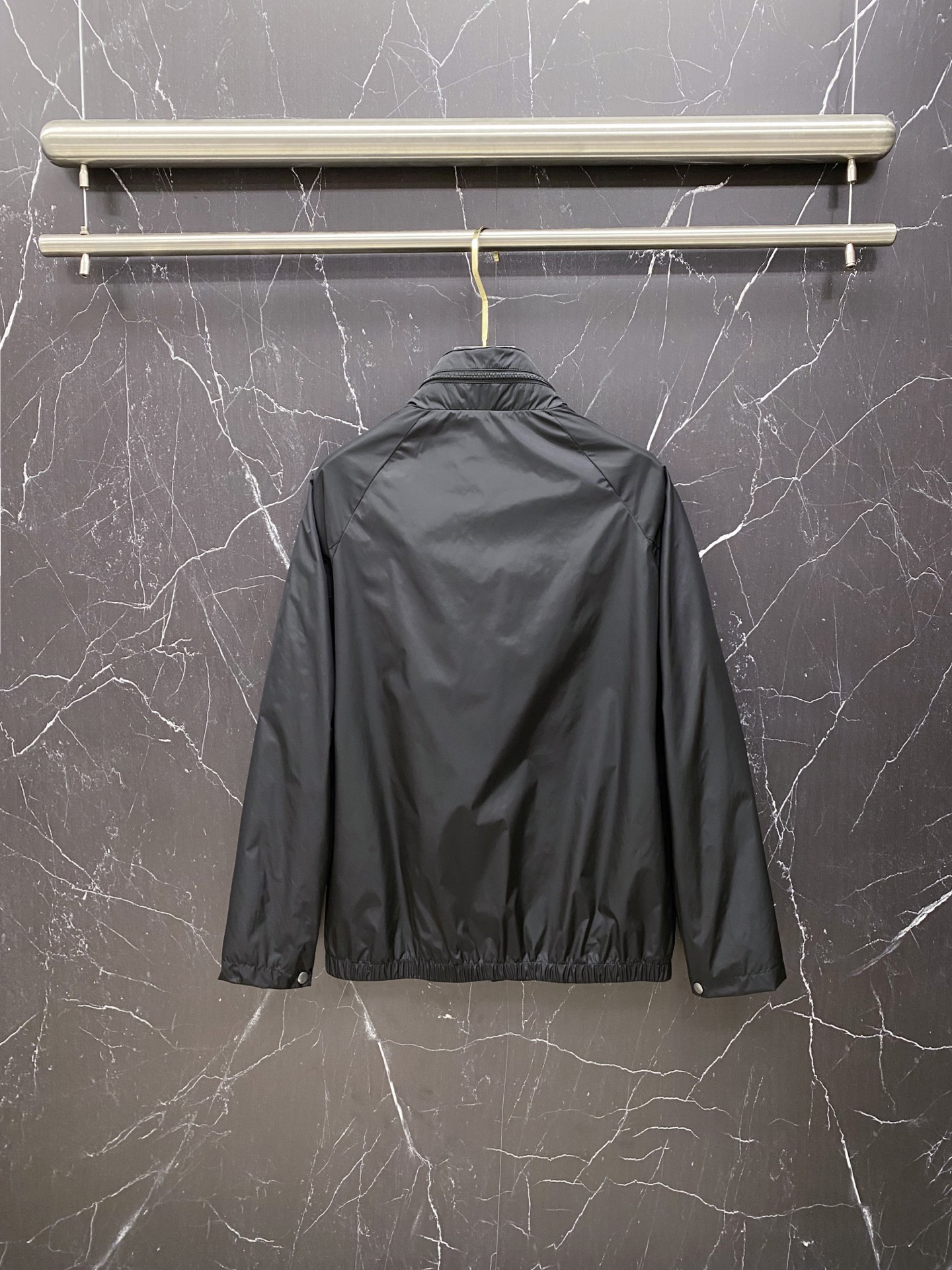 Prada 普拉达 2026ss春夏新款连帽休闲夹克外套，专柜同步新品发售，商务休闲两不误！三角标彰显品