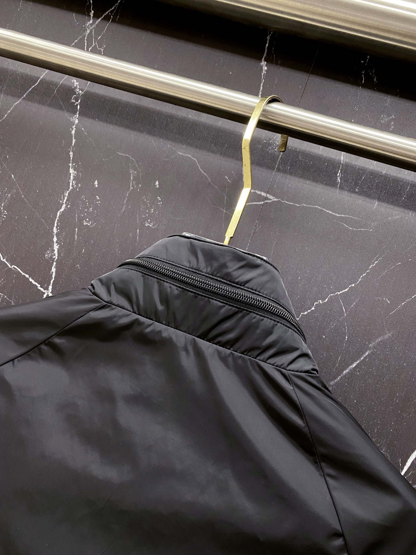 Prada 普拉达 2026ss春夏新款连帽休闲夹克外套，专柜同步新品发售，商务休闲两不误！三角标彰显品