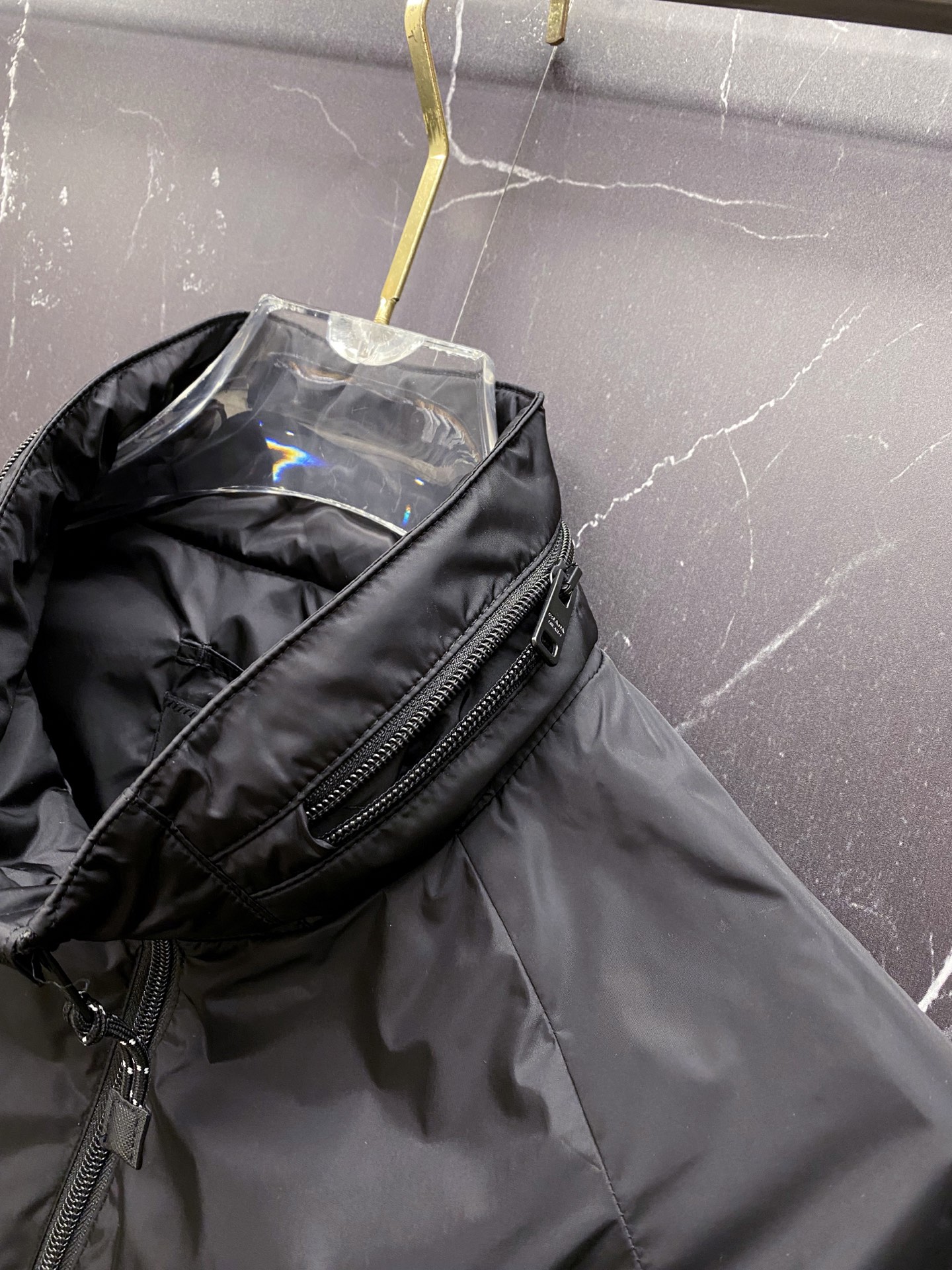 Prada 普拉达 2026ss春夏新款连帽休闲夹克外套，专柜同步新品发售，商务休闲两不误！三角标彰显品