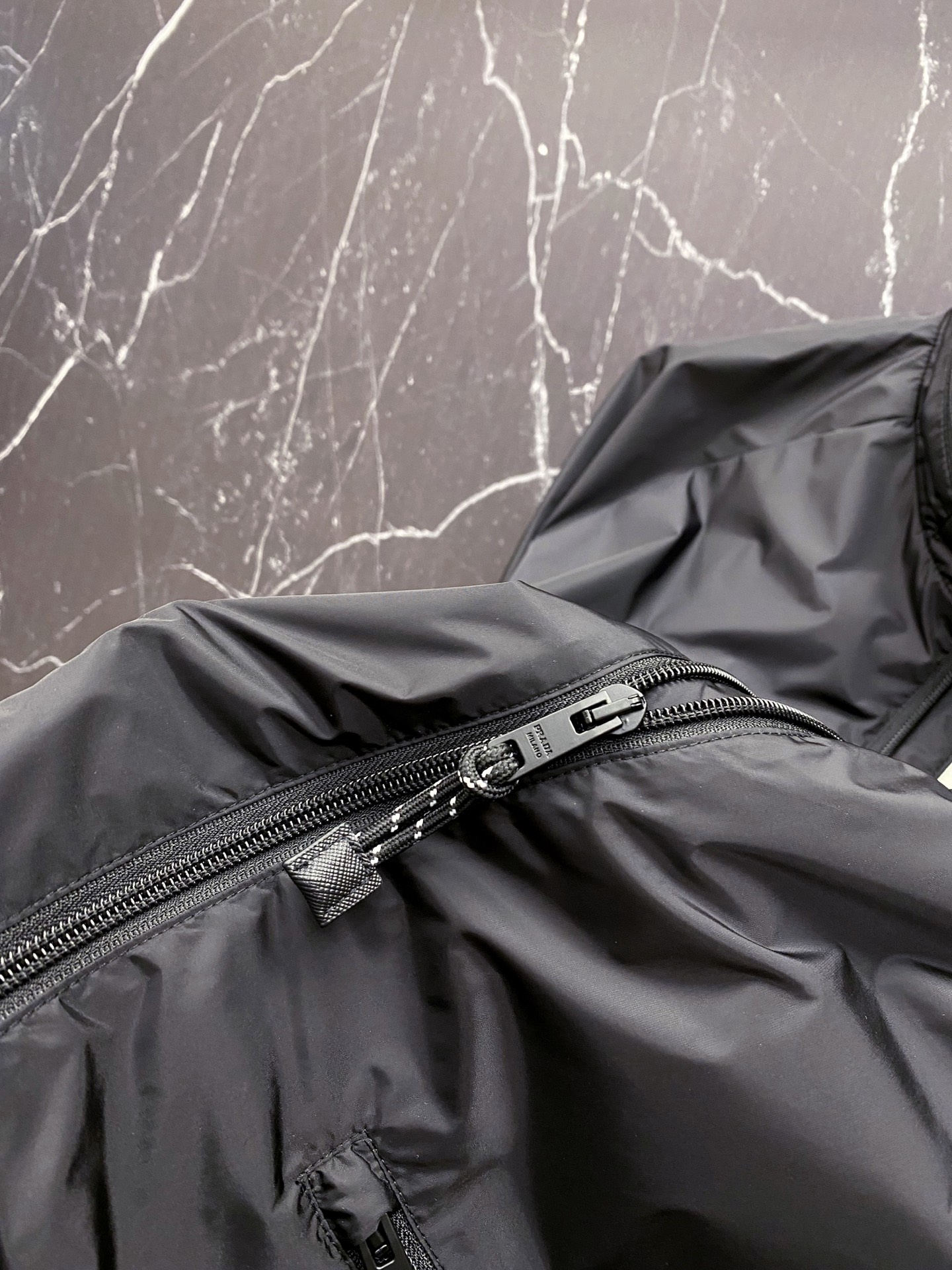 Prada 普拉达 2026ss春夏新款连帽休闲夹克外套，专柜同步新品发售，商务休闲两不误！三角标彰显品