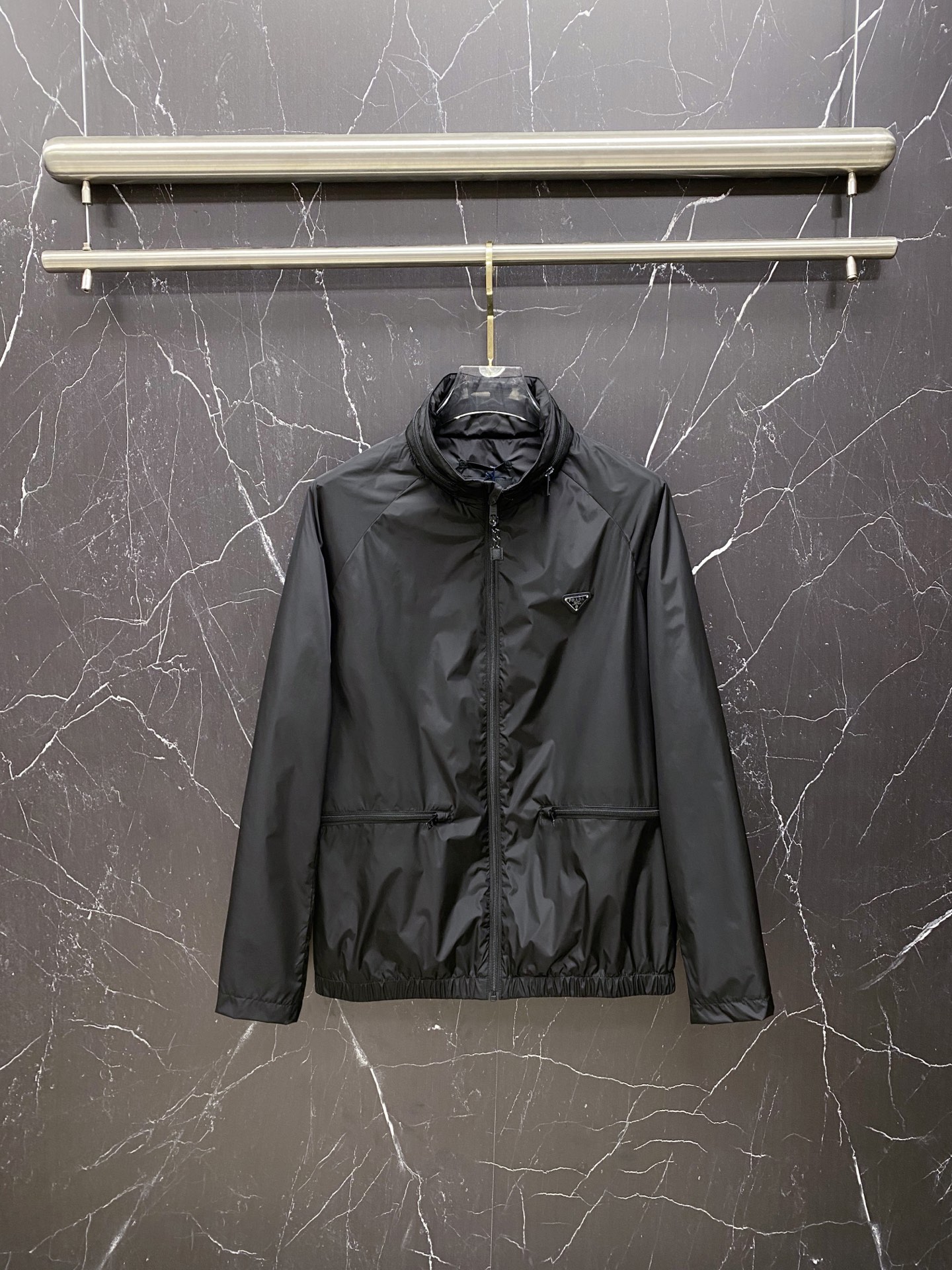 NO:733345,Prada 2026ss new spring and summer hooded casual jacket, new products are on sale simultaneously at the counter, suitable for both business and leisure!  The triangle logo highlights the brand's luxury, exquisite craftsmanship, soft, delicate and stylish, custom-made hardware accessories, color black coffee size 48-56, prada, prada, jackets & coats, jackets & coats, hats,19860909Prada 普拉达 2026ss春夏新款连帽休闲夹克外套,专柜同步新品发售,商务休闲两不误！三角标彰显品牌奢华,工艺精湛考究,柔软细腻且有型,定做五金配饰, 颜色黑色 咖色 尺码48-56,,prada,prada,jackets & coats,jackets & coats,hats,,Men's clothing