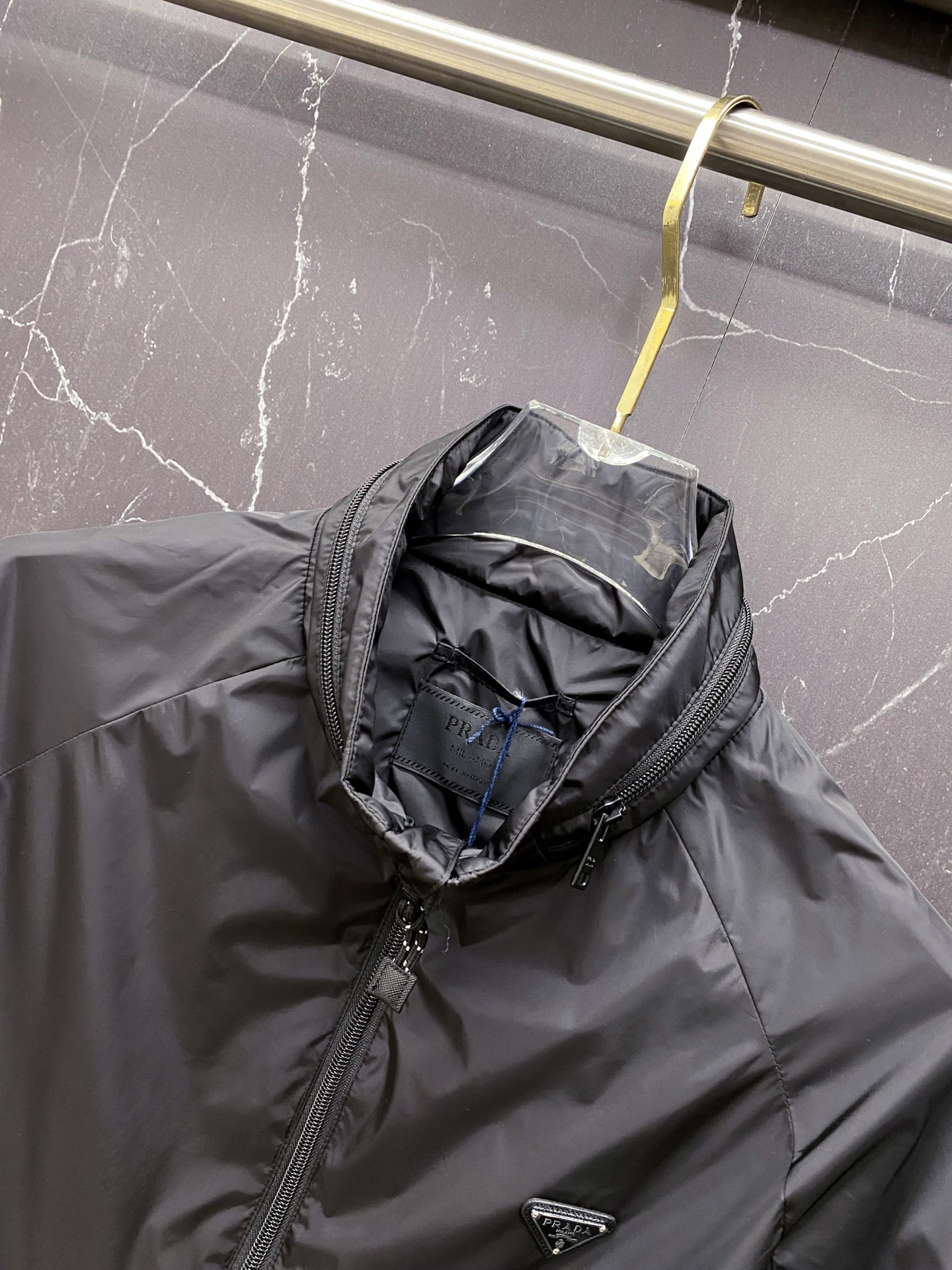 Prada 普拉达 2026ss春夏新款连帽休闲夹克外套，专柜同步新品发售，商务休闲两不误！三角标彰显品