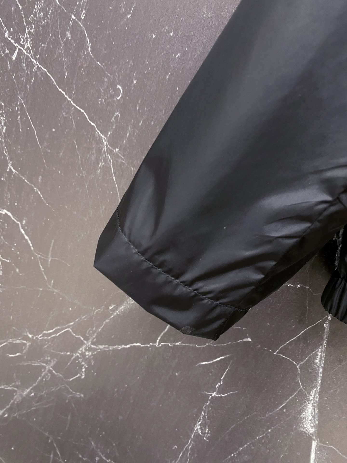 Prada 普拉达 2026ss春夏新款连帽休闲夹克外套，专柜同步新品发售，商务休闲两不误！三角标彰显品