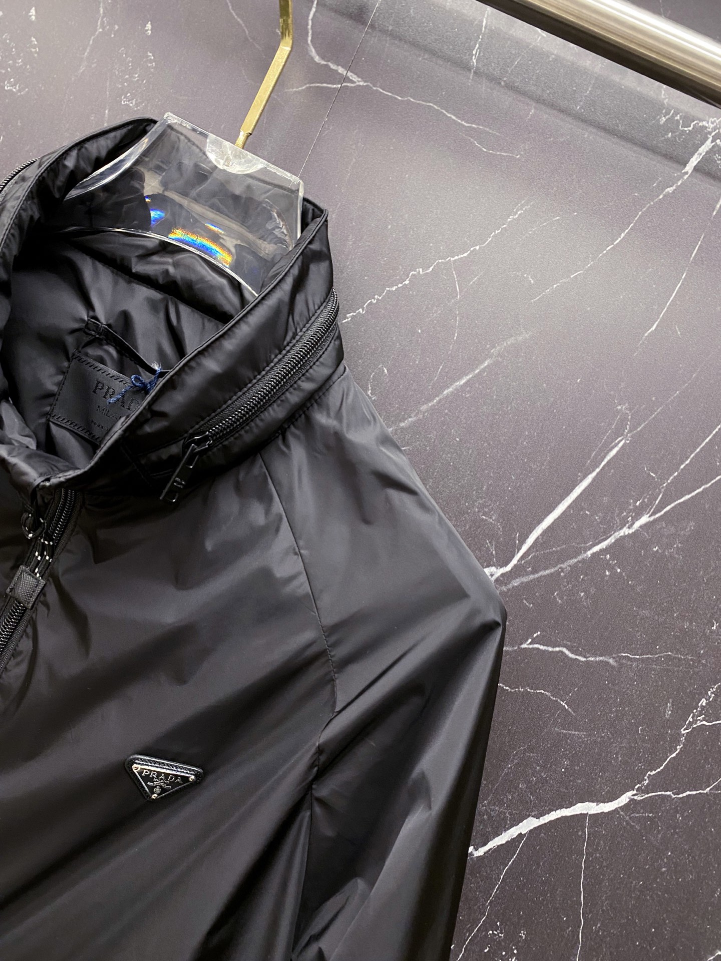 Prada 普拉达 2026ss春夏新款连帽休闲夹克外套，专柜同步新品发售，商务休闲两不误！三角标彰显品