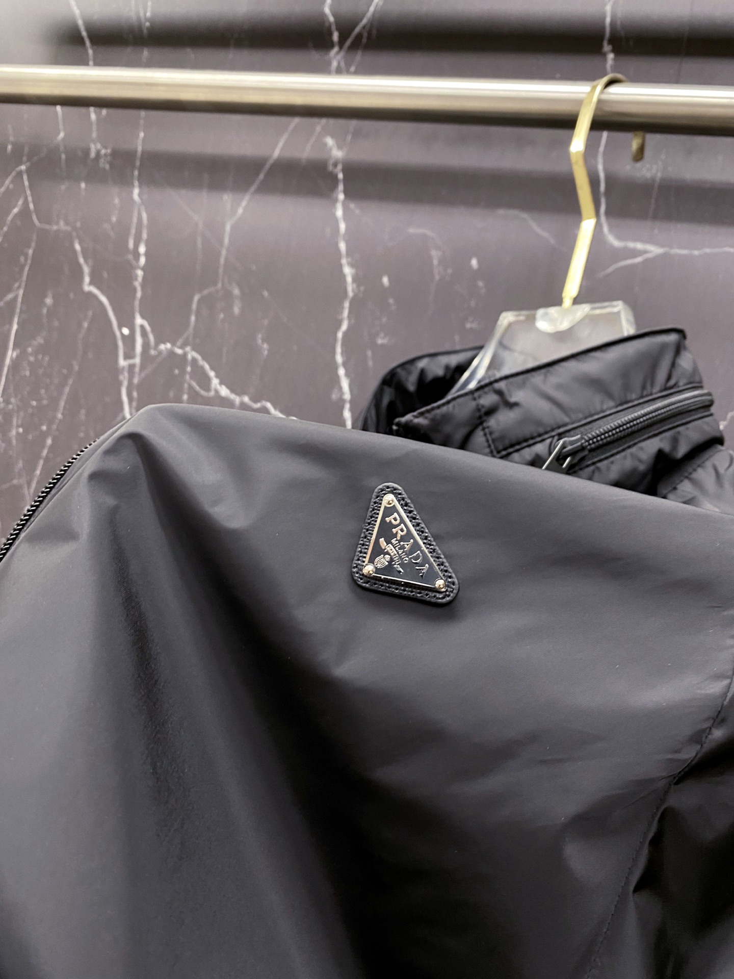 Prada 普拉达 2026ss春夏新款连帽休闲夹克外套，专柜同步新品发售，商务休闲两不误！三角标彰显品