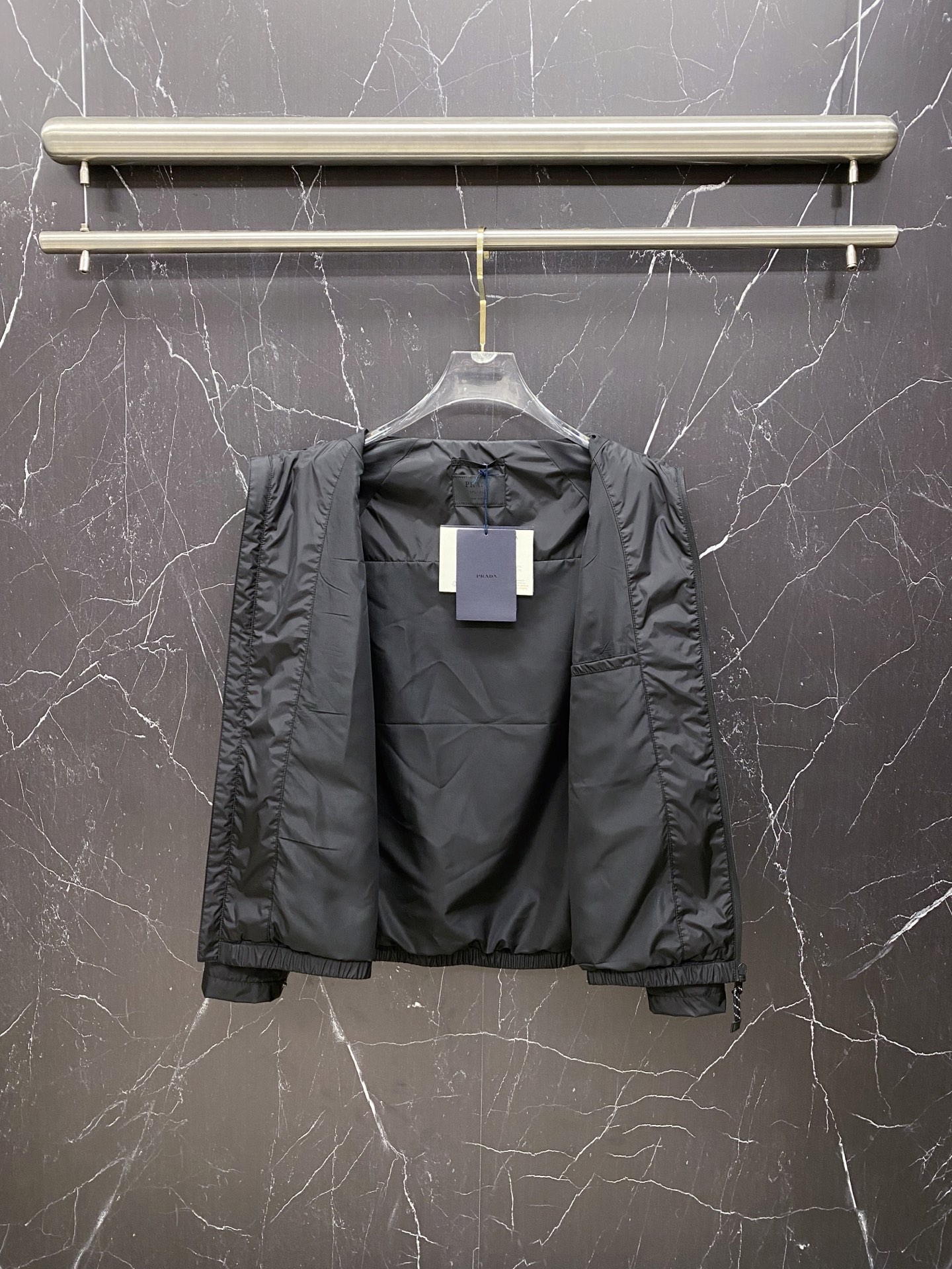 Prada 普拉达 2026ss春夏新款连帽休闲夹克外套，专柜同步新品发售，商务休闲两不误！三角标彰显品