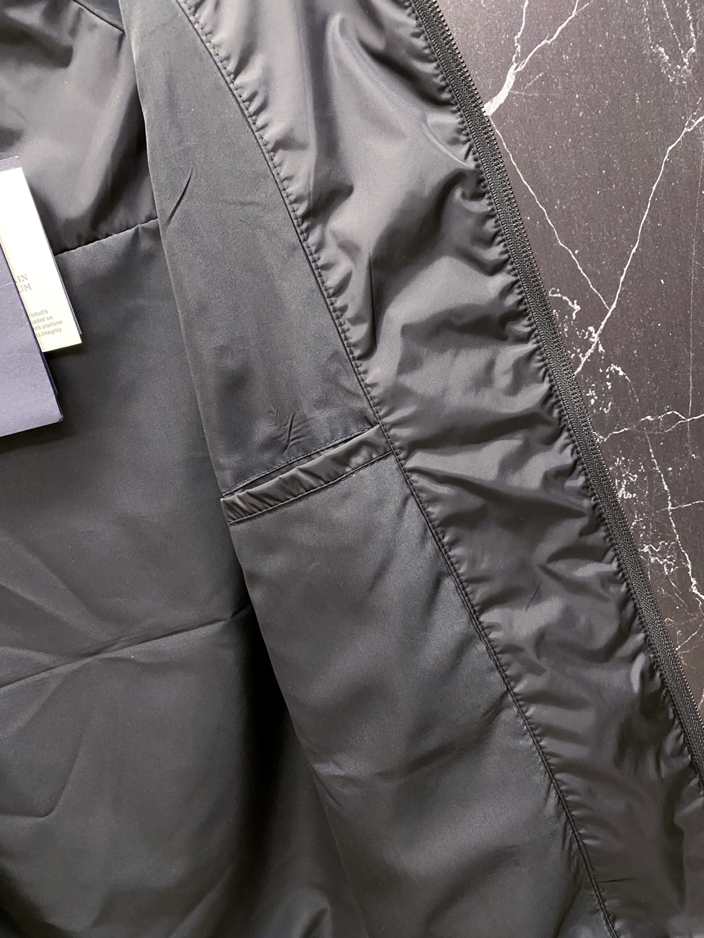 Prada 普拉达 2026ss春夏新款连帽休闲夹克外套，专柜同步新品发售，商务休闲两不误！三角标彰显品