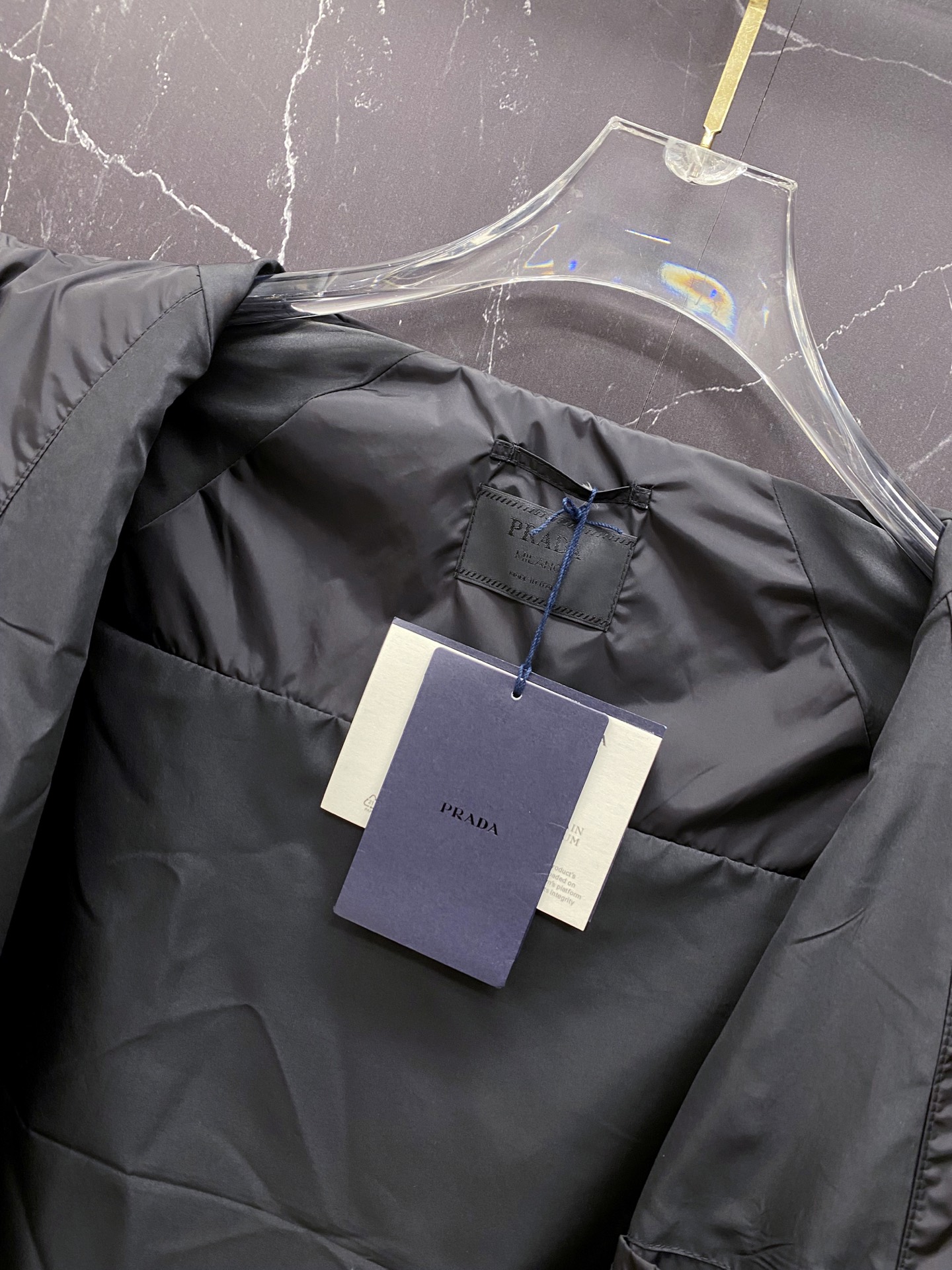 Prada 普拉达 2026ss春夏新款连帽休闲夹克外套，专柜同步新品发售，商务休闲两不误！三角标彰显品