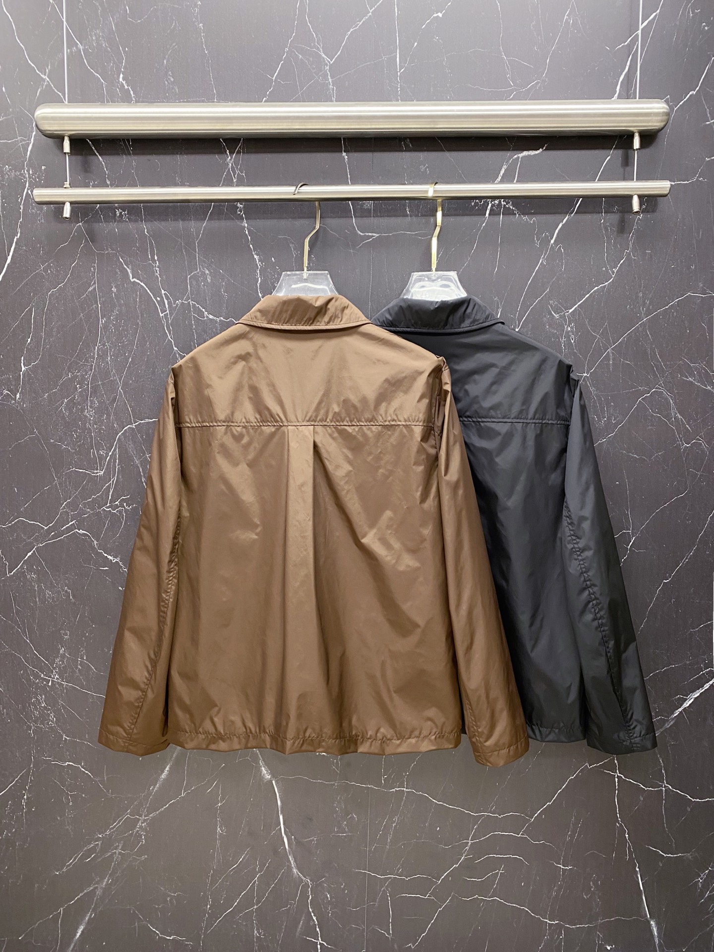 Prada 普拉达 2026ss春夏新款商务休闲夹克外套，专柜同步新品发售，商务休闲两不误！三角标彰显品