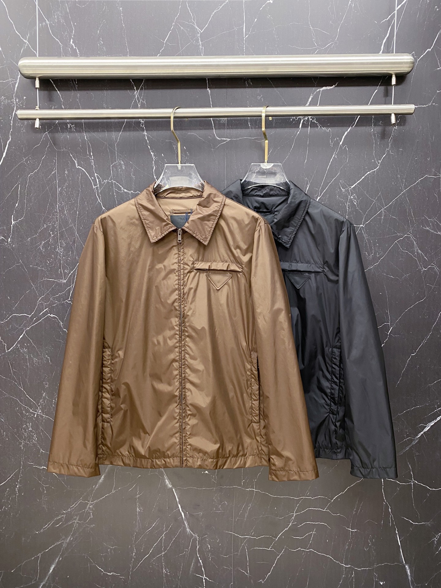 Prada 普拉达 2026ss春夏新款商务休闲夹克外套，专柜同步新品发售，商务休闲两不误！三角标彰显品