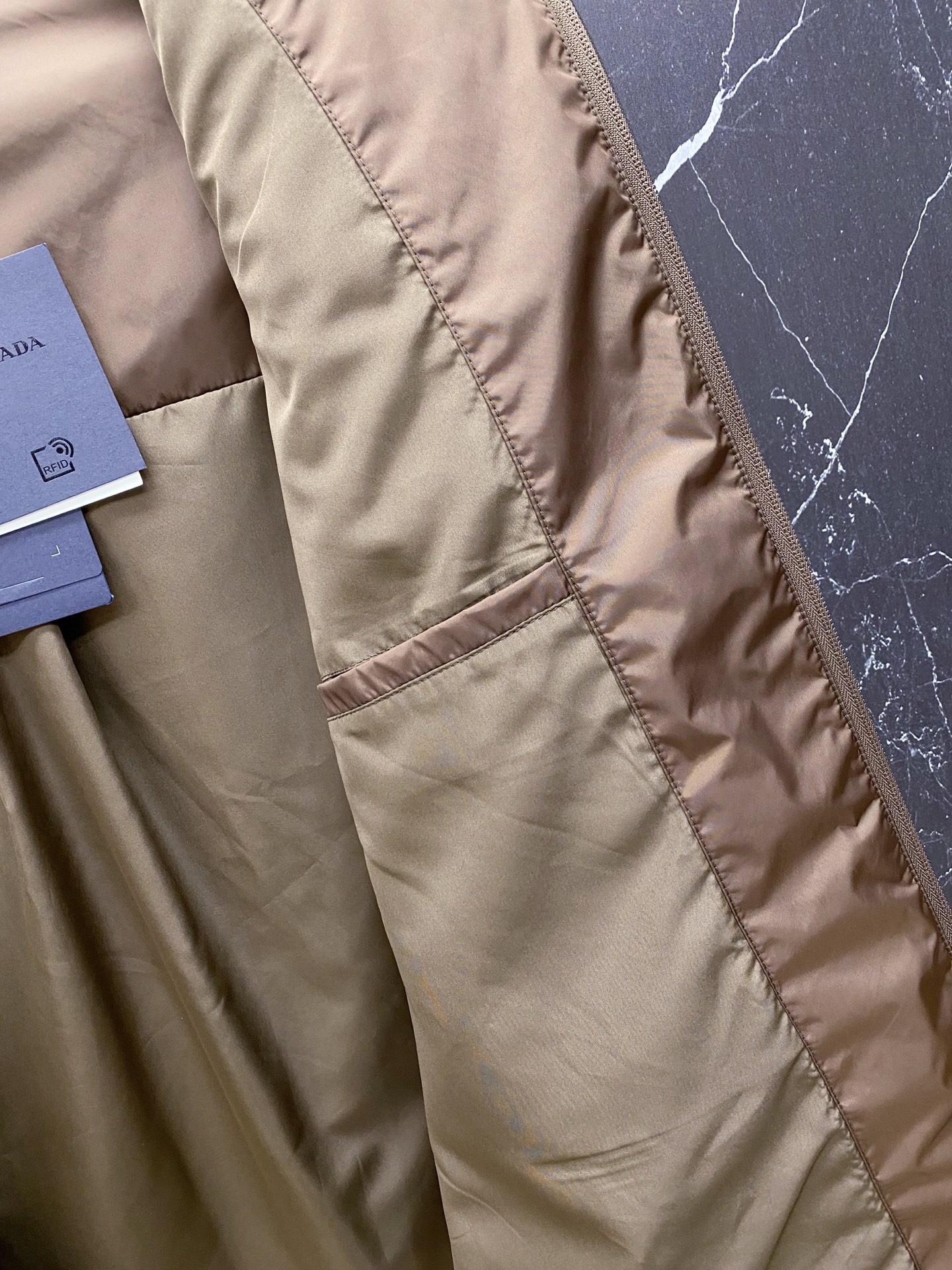 Prada 普拉达 2026ss春夏新款商务休闲夹克外套，专柜同步新品发售，商务休闲两不误！三角标彰显品