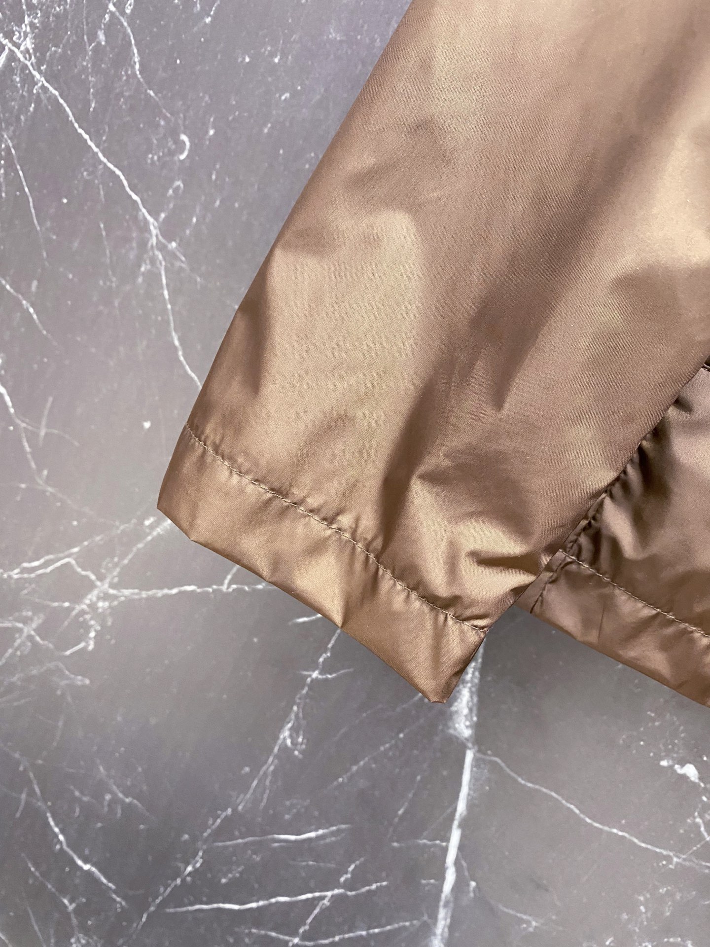 Prada 普拉达 2026ss春夏新款商务休闲夹克外套，专柜同步新品发售，商务休闲两不误！三角标彰显品