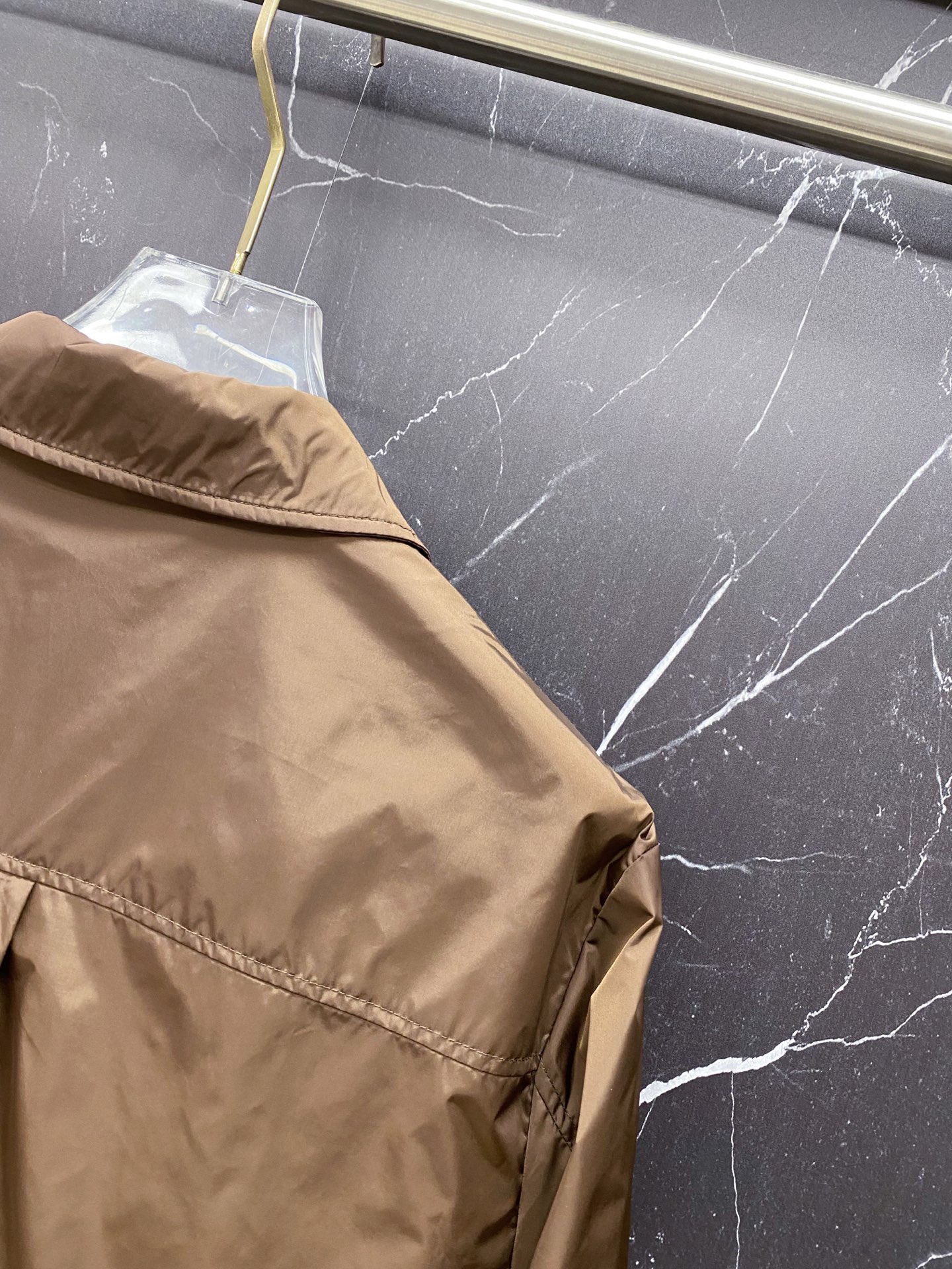 Prada 普拉达 2026ss春夏新款商务休闲夹克外套，专柜同步新品发售，商务休闲两不误！三角标彰显品