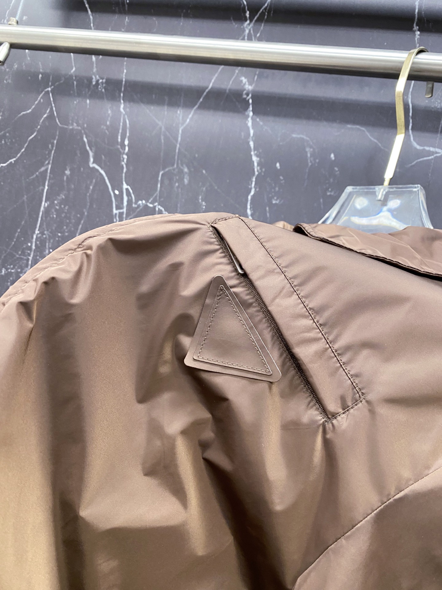 Prada 普拉达 2026ss春夏新款商务休闲夹克外套，专柜同步新品发售，商务休闲两不误！三角标彰显品