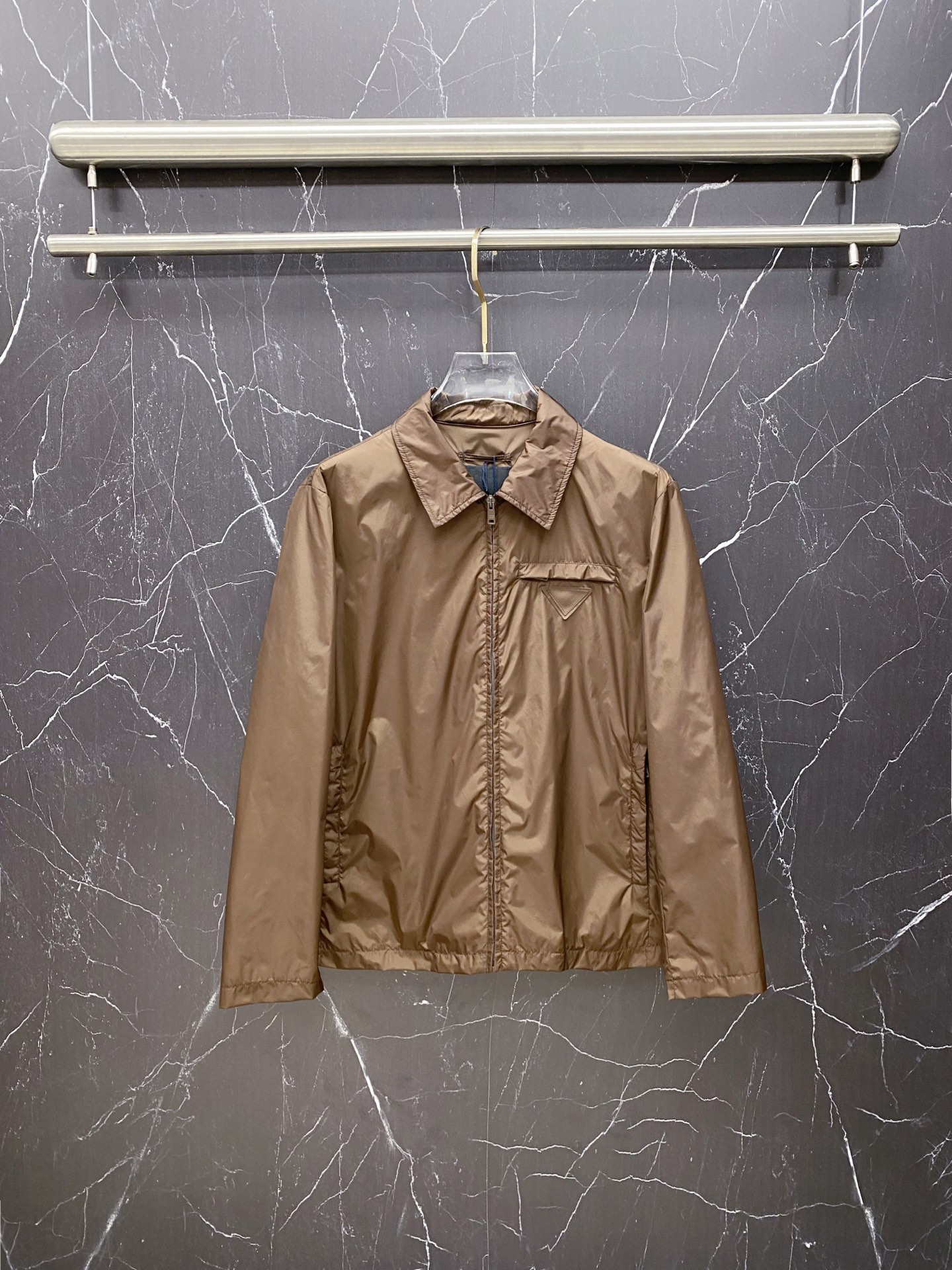 Prada 普拉达 2026ss春夏新款商务休闲夹克外套，专柜同步新品发售，商务休闲两不误！三角标彰显品