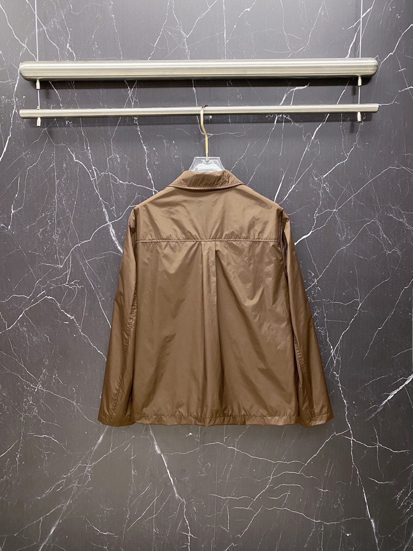 Prada 普拉达 2026ss春夏新款商务休闲夹克外套，专柜同步新品发售，商务休闲两不误！三角标彰显品