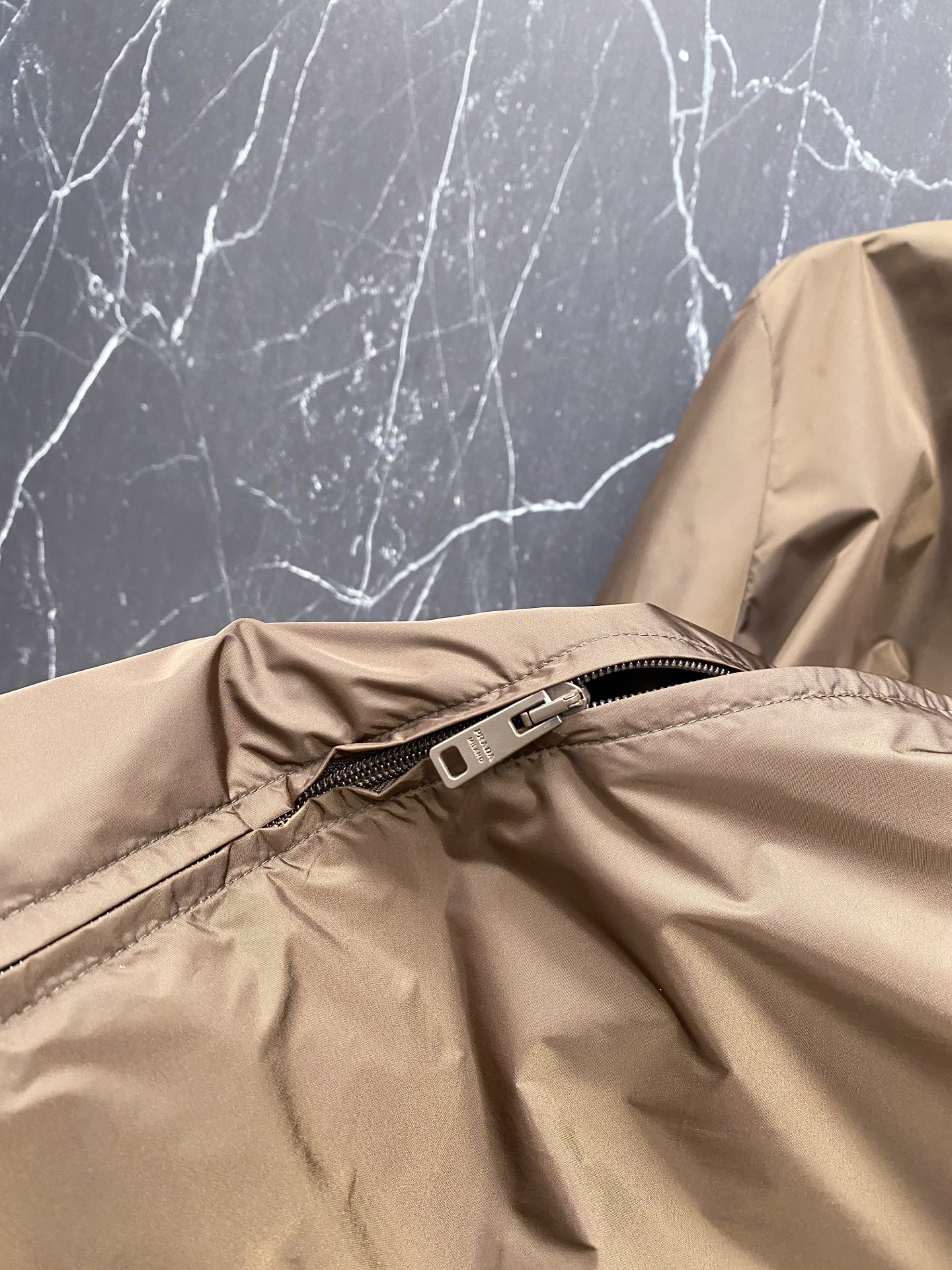 Prada 普拉达 2026ss春夏新款商务休闲夹克外套，专柜同步新品发售，商务休闲两不误！三角标彰显品