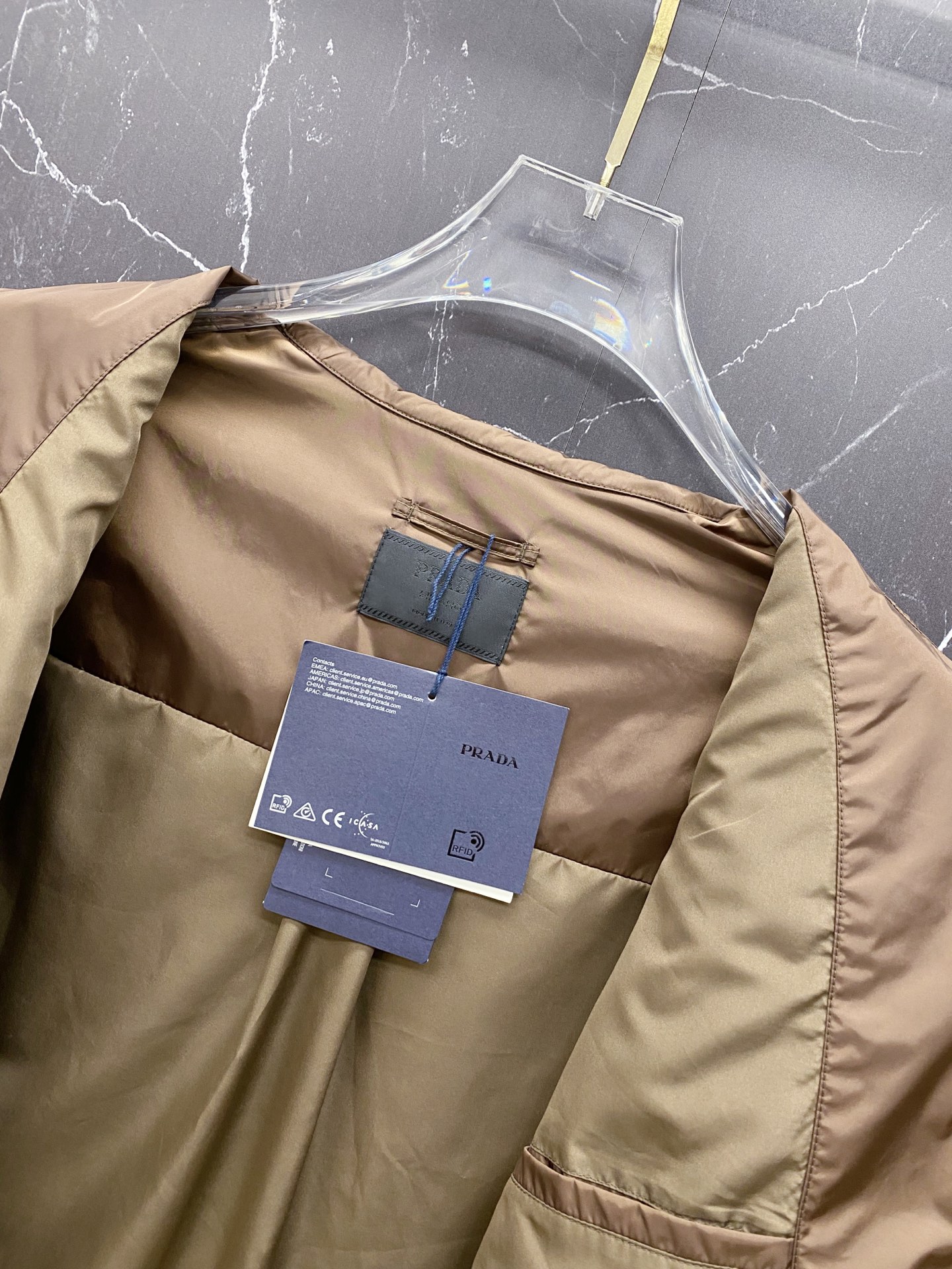 Prada 普拉达 2026ss春夏新款商务休闲夹克外套，专柜同步新品发售，商务休闲两不误！三角标彰显品